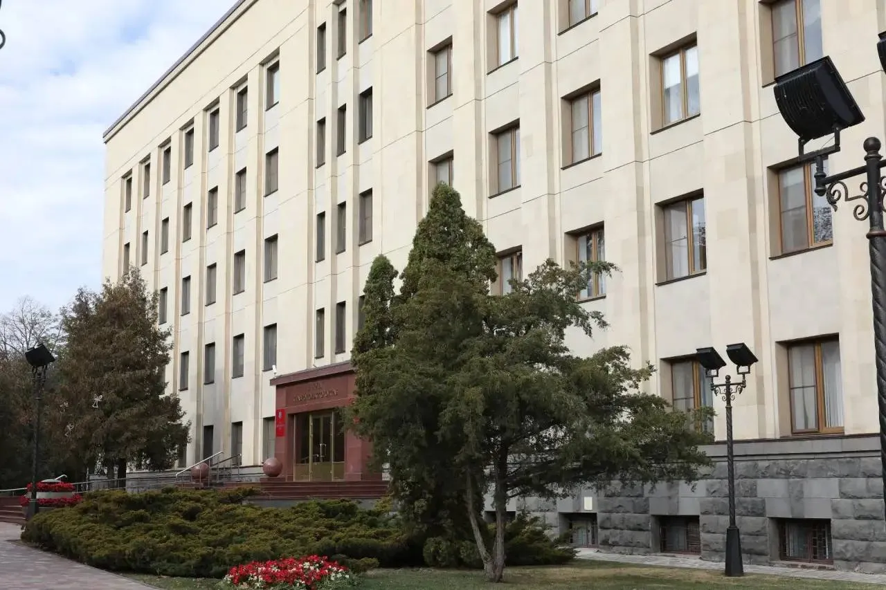Совет Думы Ставропольского края утвердил повестку апрельского заседания В нее включены 10 вопросов Депутаты рассмотрят проект закона О внесении изменения в Закон Ставропольского края О ежемесячном пособии в связи с рождением и воспитанием ребенка Также в повестке законопроекты предусматривающие внесение изменений в законы О резервном фонде Ставропольского края и О квотировании рабочих мест для трудоустройства инвалидов Заседание Думы назначено на 22 апреля начало в 10 часов Прямая трансляция будет доступна на официальном сайте