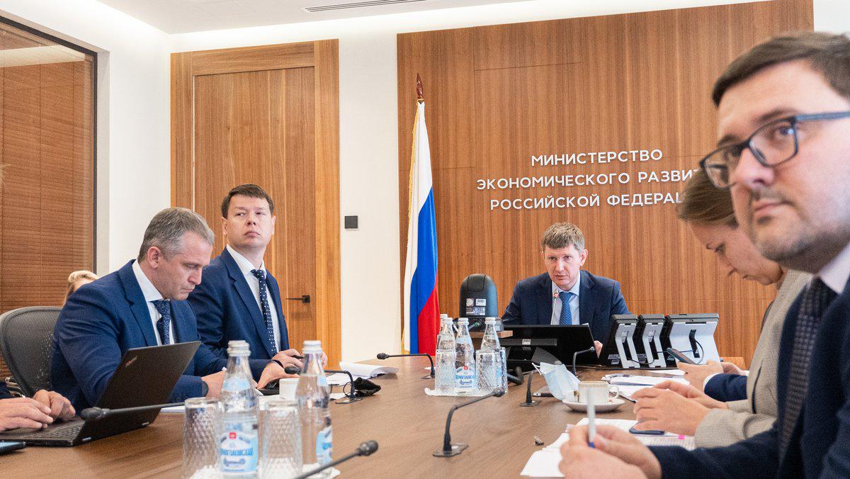 Неожиданно. Счетная палата раскритиковала программу создания модульных отелей в России. Согласно отчету, с 2022 года на поддержку строительства таких средств размещения регионам выделено 22,2 млрд руб. Эти деньги должны были помочь ввести более 9 тыс. номеров, однако фактический показатель выполнен лишь на 80%, а сроки неоднократно сдвигались. Также есть большие вопросы по участкам, на которых возводятся отели: 42% проектов размещены на земле, не предназначенной для временного проживания. В итоге СП рекомендовала правительству пересмотреть целесообразность дальнейшего финансирования программы. В Минэкономразвития просят не рубить с плеча. Подробнее на ТурДоме.
