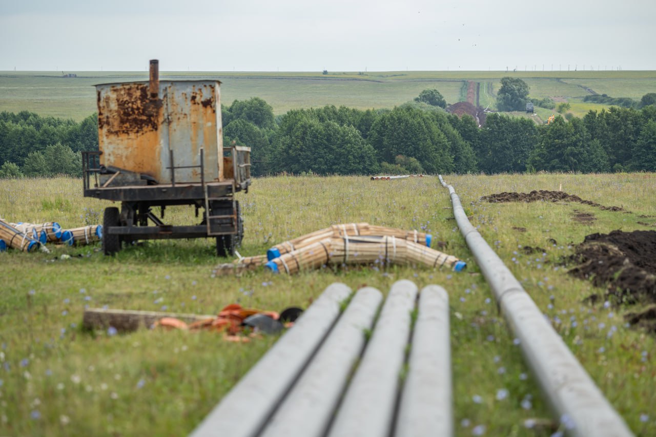 Больше 250 жителей поселка под Казанью остались без газа из-за повреждения газопровода Сегодня утром в садовом товариществе «Овощник-3» поселка Новая Константиновка под Казанью из-за повреждения газопровода альтернативной частной газораспределительной компании остались без газа жители 264 частных домов. Как сообщили «Татар-информу» в пресс-службе компании «Газпром трансгаз Казань», причиной инцидента стало проведение земляных работ дорожной организацией. Во время работ они повредили подземный полиэтиленовый газопровод высокого давления. В компании отметили, что поврежденный газопровод находится на балансе частной организации, которая не контролирует должным образом работы в охранной зоне газопровода. «В результате отключен шкафной регуляторный пункт, 264 частных жилых дома остались без газа. Восстановление газоснабжения планируется после того, как виновник устранит повреждения», – объяснили в пресс-службе компании «Газпром трансгаз Казань». Подпишитесь: