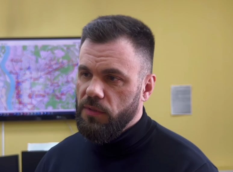 Участник вторжения в Украину возглавил томский Центр организации и контроля пассажироперевозок Мэр Томска Дмитрий Махиня назначил главой Центра организации и контроля пассажироперевозок 44-летнего Павла Астапенко — участника войны с Украиной и физика по образованию. Недавно Астапенко занял второе место на праймериз «Единой России» перед выборами в гордуму. Он проиграл еще одному участнику войны Денису Некрасову. По словам Астапенко, он больше 10 лет проработал в бизнесе, в том числе строительстве, а в 2023-2024 годах воевал в Украине. Как ему удалось вернуться домой, несмотря на невозможность расторгнуть контракт в период мобилизации, военный не уточнил. После возвращения из Украины Астапенко прошел путинскую программу переподготовки военных в управленцев «Время Героев» и руководил направлением связей с общественностью в «Ассоциации ветеранов СВО». На Астапенко зарегистрирована новосибирская стройфирма «Дельта», находящаяся в процессе банкротства. Скриншот из видео Дмитрия Махини