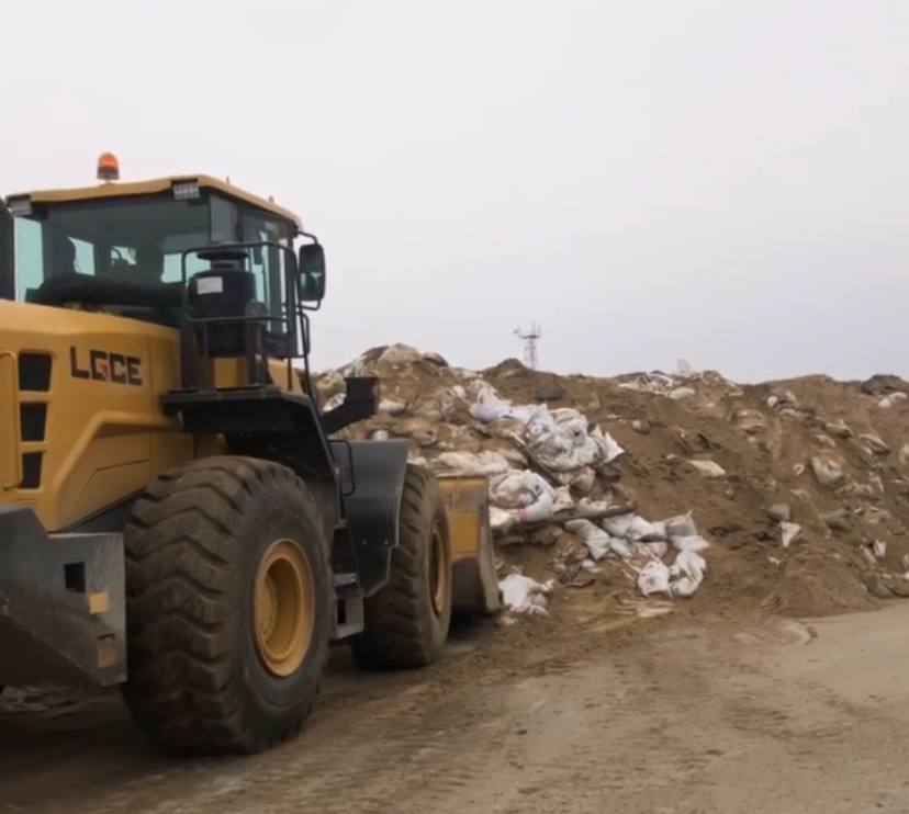 В хуторе Воскресенский под Анапой не будет создано «мазутного полигона» Некоторые СМИ и ТГ-каналах публикуют информацию, что в х. Воскресенском три земельных участка якобы готовят для создания постоянного мазутного полигона и предприятия по его переработке. -Это еще одна попытка на фоне ликвидации ЧС сыграть на страхах жителей Анапы по теме экологического благополучия города-курорта. По данным мэрии Анапы, трём участкам в Воскресенском присваивается вид разрешенного использования «специальная деятельность», но исключительно для использования, как и было ранее заявлено Оперативным штабом Краснодарского края по ликвидации ЧС,-работы площадки временного хранения замазученного песка,-прокомментировали в Оперштабе. Уточняется. что сроки использования площадки не меняются — до 1 апреля 2025 года.  #АнапаСегодня  #НовостиАнапыСегодня #НовостиАнапы #АнапаНовости #СегодняВАнапе #АнапаМедиа #СвежиеНовостиАнапы #АктуальныеНовостиАнапы