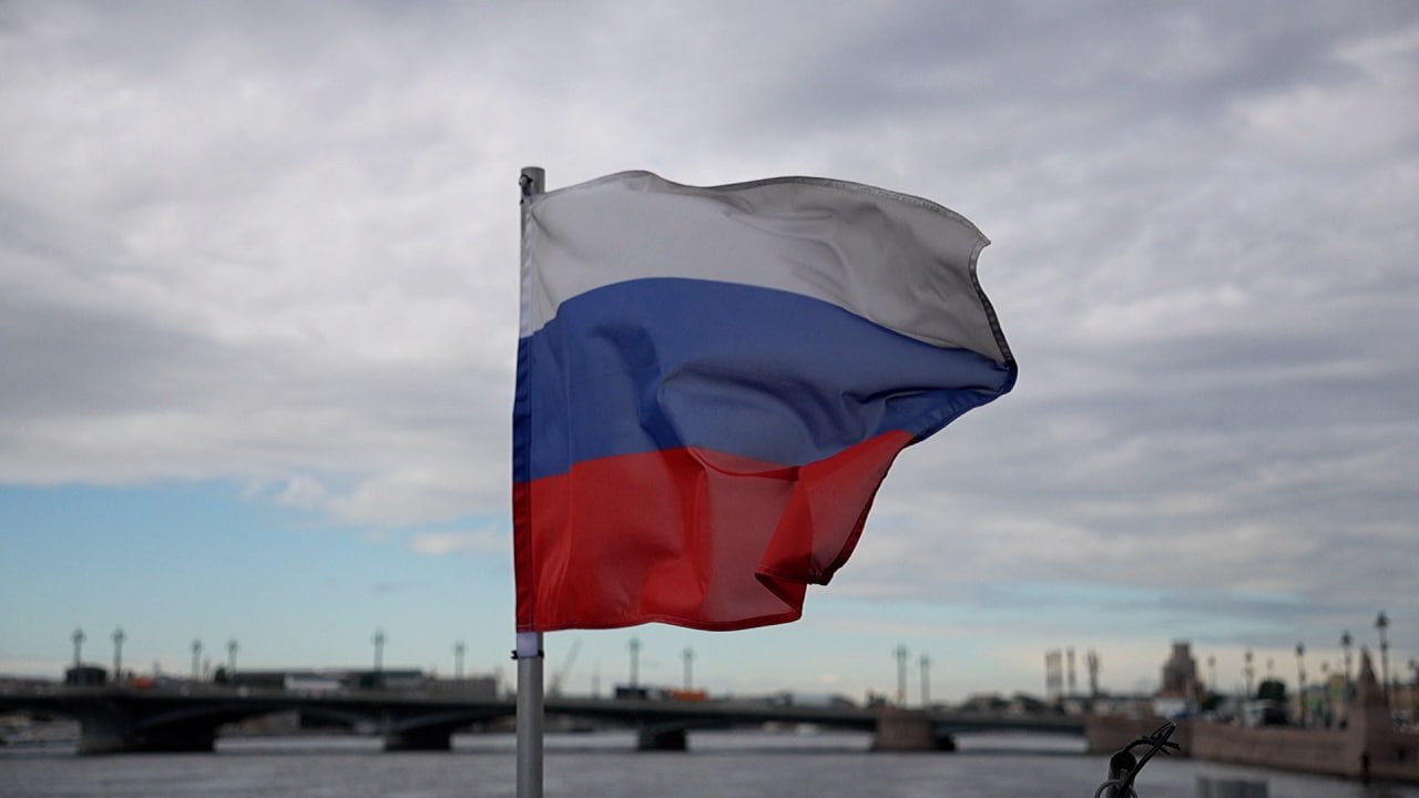 Водный экскурсионный маршрут воинской славы Город и флот запустили в Петербурге Экскурсантов знакомят с историей российского судостроения и подвигом ленинградцев в блокаду Экскурсия стала частью проекта Маршруты памяти Ожидается что подобные прогулки запустят по всему городу Проект отличается тем что мы задействуем все 18 районов города и все объекты посвященные истории блокады будут вовлечены в этот процесс Василеостровский район первый в нашем проекте отметил председатель комитета по развитию туризма Евгений Панкевич Одновременно с этим запустили пешеходный маршрут Васильевский Остров памяти и славы Тематическая прогулка рассчитана на 1 5 часа Авторами обеих маршрутов выступила команда экскурсоводов и специалистов индустрии гостеприимства представителей городского туристско информационного бюро и ведущих экспертов и научных сотрудников Российского военно исторического общества Сведения предоставила Президентская библиотека Фото скриншот с видео Город Подпишись на Город
