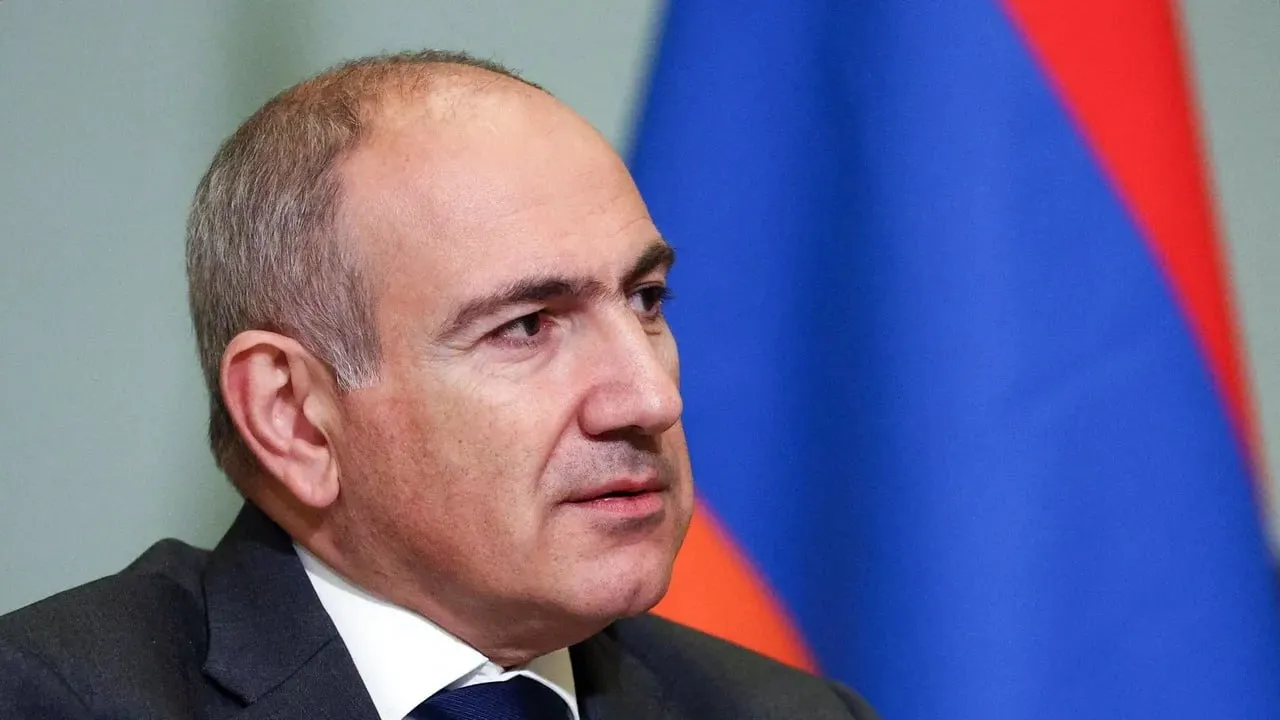 Пашинян осудил сожжение турецкого флага в Ереване Премьер Армении назвал акцию дашнаков на марше 23 апреля провокационной и недопустимой Премьер министр Армении Никол Пашинян осудил сожжение флага Турции в ходе факельного шествия организованного радикальной партией Дашнакцутюн в Ереване 23 апреля Об этом сообщила пресс секретарь премьера Назели Багдасарян Премьер министр Пашинян осуждает подобную практику оценивая ее как безответственную и недопустимую Сожжение флага международно признанного государства тем более соседней страны не может удостоиться иной оценки со стороны главы государства Это очевидно провокационное и провоцирующее напряженность поведение заявила она Инцидент произошел на марше в память о событиях 1915 года Участники сожгли турецкий флаг перед началом шествия а в авангарде колонны шли священники Будьте в курсе последних новостей с TRT на русском