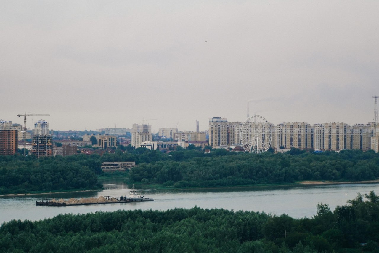 В Омске появится судостроительный завод. Инвестором по созданию нового предприятия выступит АО «Омский речной порт». В предприятие речпорт готов вложить 1,1 миллиарда рублей. На заводе планируется производить баржи-площадки класса «река-море» для перевозки строительных материалов и других грузов. Новое производство позволит создать дополнительные рабочие места, а также увеличить грузооборот по Иртышу как в регионы Крайнего Севера, так и в Казахстан и Китай.