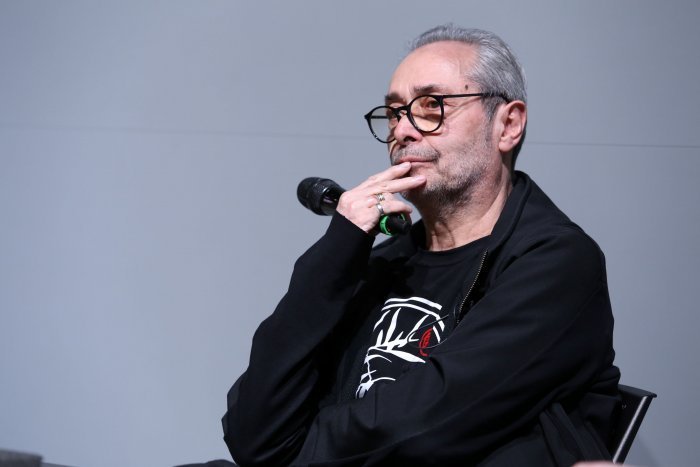Валерий Фокин отметит свой юбилей премьерой «Ревизора» К своему 80-летию президент Александринского театра Валерий Фокин представит новую версию гоголевского «Ревизора». Премьера спектакля назначена на 28 февраля. «День рождения надо отмечать работой. Для меня это было всегда. «Ревизор» — это государственная пьеса, очень важная для этого театра. Премьера этого текста была произведена в 1836 году на сцене Александринского театра. А потом для меня очень важно, что 23 года назад я с этой пьесы начал свое вхождение в Александринский театр. Для меня «Ревизор» в этом смысле правильный, как мне кажется, выбор», — сказал сам Валерий Фокин на пресс-конференции ТАСС. Детали своей концепции режиссер пока нес тал раскрывать, однако отметил, что в новой версии «Ревизора» команда спектакля сохранит отсылки к самой первой, легендарной постановке комедии, после которой Николай I воскликнул: «Всем досталось, а мне больше всего». Фото: Валерия Новокрещенова Поддержать донатом