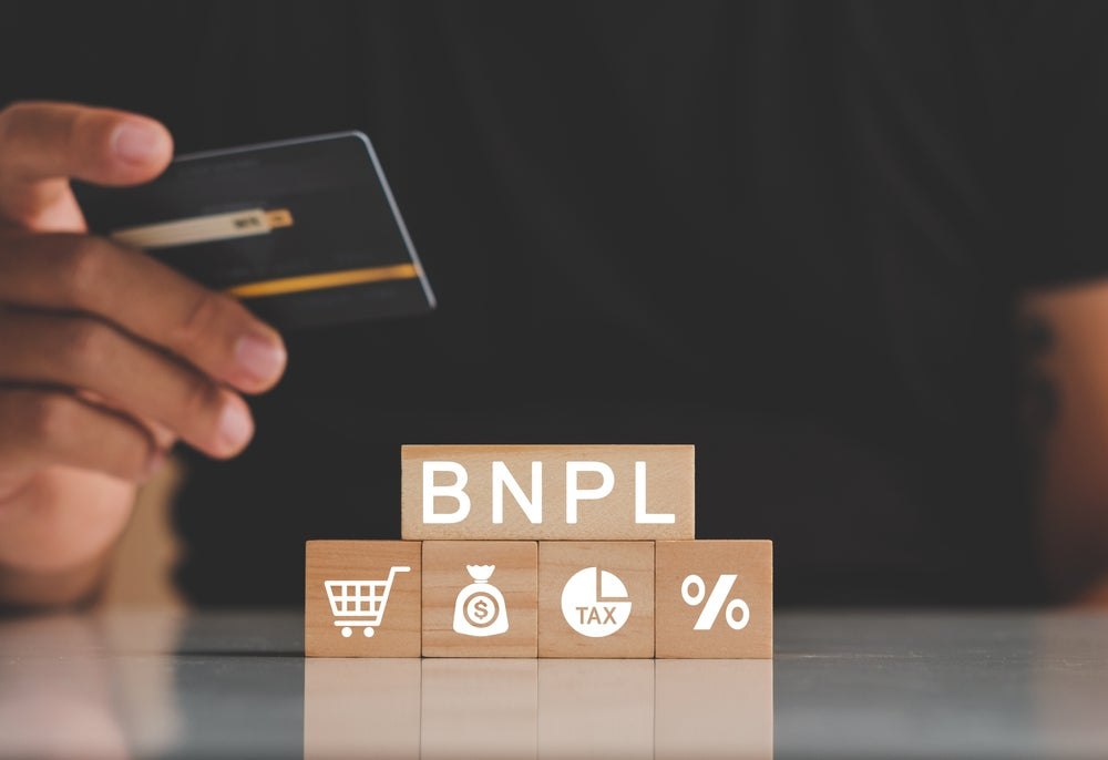 BNPL под ударом: ЦБ хочет ограничить покупки в рассрочку. Лимит ₽15 тыс. — ЦБ предлагает порог для BNPL-покупок без проверки кредитной истории; Ретейлеры бьют тревогу — лимит не покрывает даже средний чек на технику ₽50-100 тыс. ; Альтернатива — кредиты под 20%+ или МФО с процентными ставками до 292% годовых. 70% покупок в рассрочку сейчас превышают ₽15 тыс. — одежда, электроника и туры могут стать недоступными без кредитов ЦБ закручивает гайки: «бескредитная рассрочка» превращается в «микрозайм под 0%» — с проверкой БКИ и риском отказа. Если утвердят лимит ₽50 тыс., рынок BNPL сохранит 80% текущих оборотов — иначе ждет обвал.