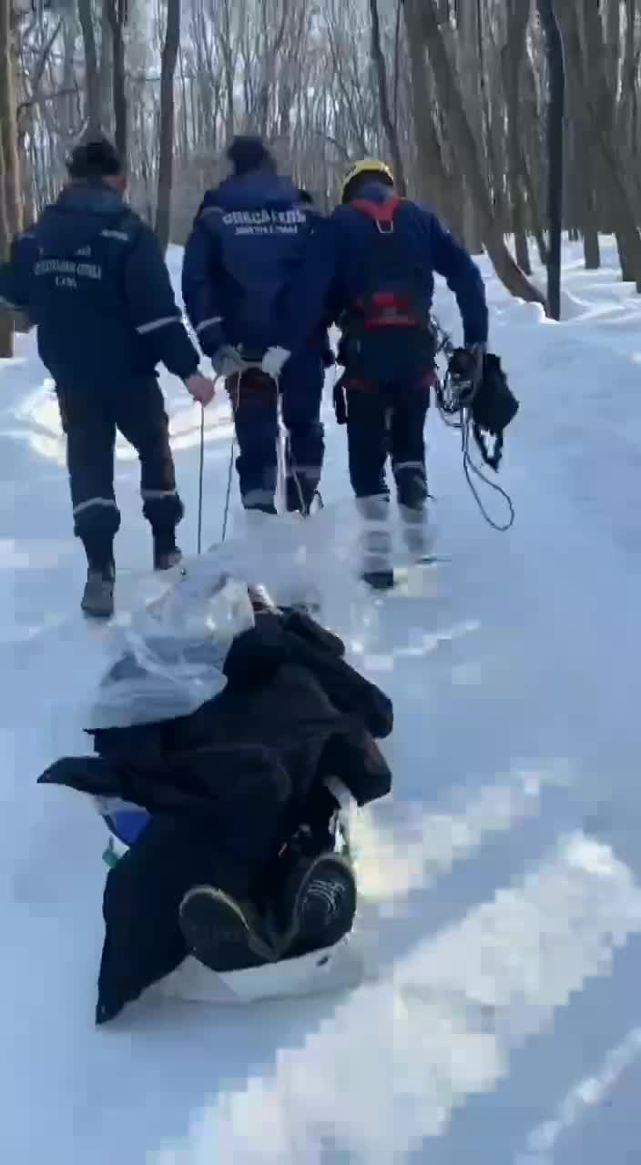 Спасатели оказали помощь травмированной девочке на Ангарском перевале