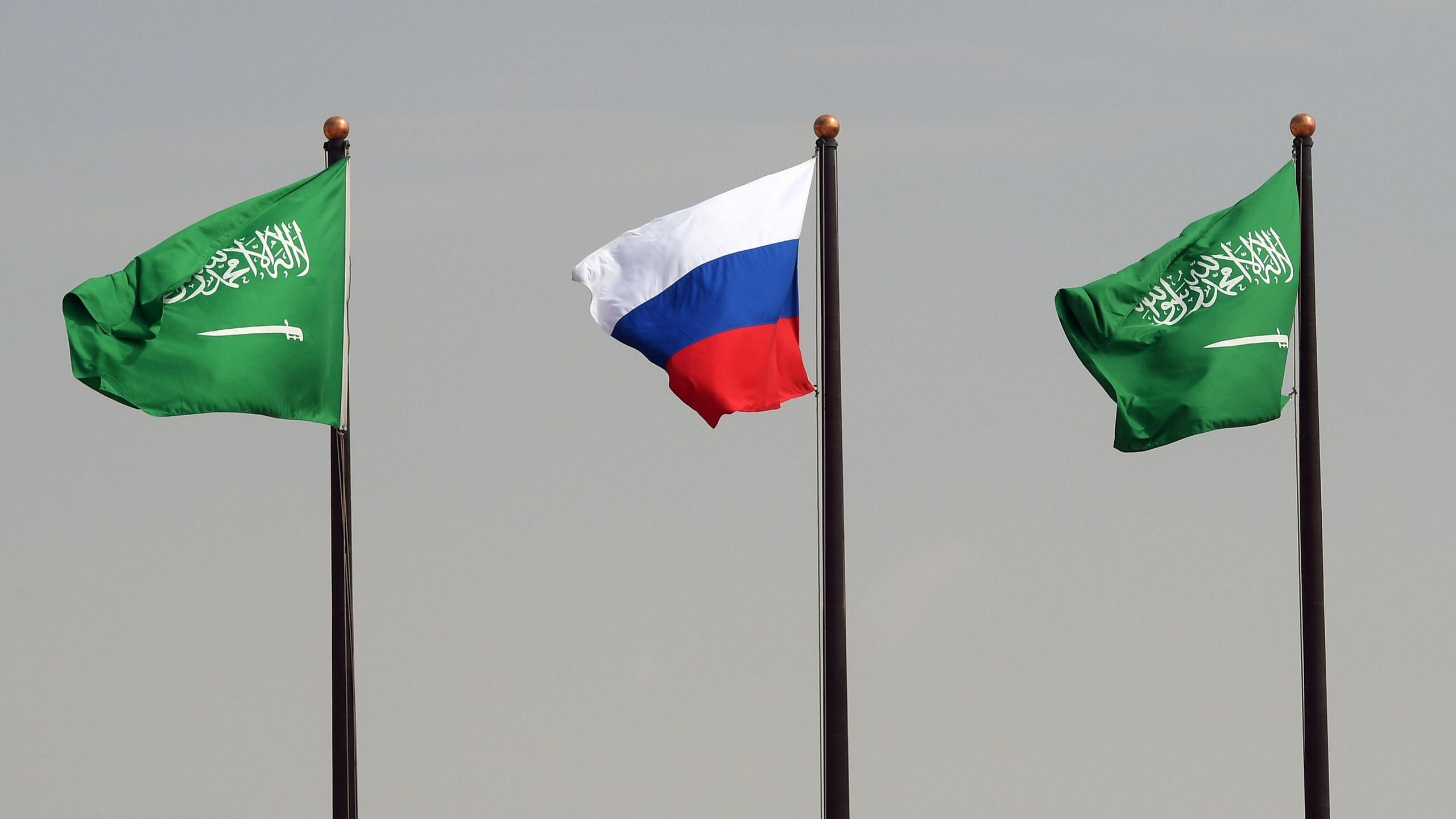 Минпромторг рассчитывает что товарооборот между Россией и Саудовской Аравией по итогам 2025 года превысил 4 миллиардов долларов заявил журналистам глава министерства Антон Алиханов в кулуарах выставки Иннопром Саудовская Аравия У нас есть точные данные за 11 месяцев с января по ноябрь включительно это 3 6 миллиарда долларов Мы надеемся что по итогу года у нас цифра будет больше 4 миллиарда долларов товарооборота ответил министр на вопрос о товарообороте между Россией и Саудовской Аравией по итогам 2025 года Алиханов добавил что планирует обсудить сотрудничество с Саудовской Аравией в области горной добычи металлургии и беспилотных транспортных средств Выставка Иннопром Саудовская Аравия проходит в Эр Рияде с 8 по 10 февраля В ней принимают участие более 250 российских компаний