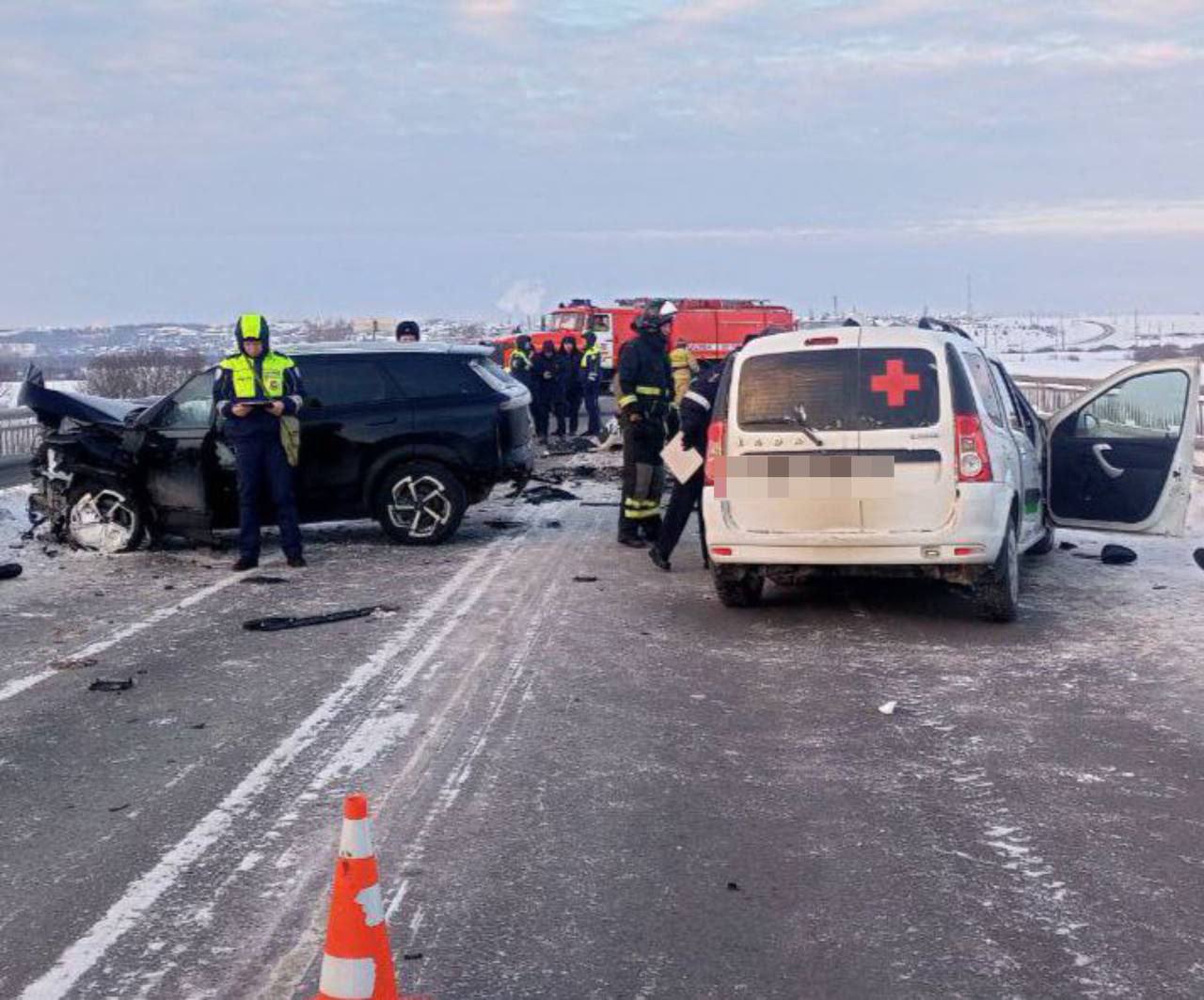 В результате ДТП с санитарным автомобилем скончались 4 человека Инцидент произошёл 30 января около 16 часов Автомобиль Карагайской ЦРБ возвращался с 4 мя пациентами после процедуры гемодиализа из Кудымкара в Карагай Об этом сообщает министр здравоохранения Прикамья Анастасия Крутень Четверо погибли среди них водитель санитарного автомобиля Лада Ларгус и три пациента Ещё один пациент а также пострадавший водитель из другой машины госпитализированы в Кудымкар Первый находится в тяжёлом стабильном состоянии второй в состоянии средней степени тяжести Им оказывается вся необходимая медпомощь На место выехал Кудымкарский городской прокурор Дамир Гайфуллин
