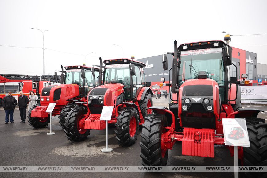 МТЗ занимает две трети рынка тракторной техники в Ставропольском крае Об этом заявил журналистам генеральный директор ОАО МТЗ Тарас Мурог Безусловно тракторная техника Ставропольскому краю нужна МТЗ в этом регионе занимает по технике 69 Будем формировать спрос на 2026 год договариваться чтобы в следующем году был определенный скачок рывок Здесь одни из самых плодородных земель потому с точки зрения тракторов это один из самых интересных для нас регионов сказал Тарас Мурог По его словам у Ставропольского края есть своя специфика предпочтений в отношении модельного ряда которая учитывается производителем Активно сотрудничаем и с соседним регионом Краснодарским краем там есть тематика по виноградникам Поэтому главное двигаться вперед Скорость принятия решений очень важна отметил гендиректор Он обратил внимание на конкуренцию с китайскими производителями Будет сложно Но мы конкурентоспособны за счет традиционных составляющих качество цена надежность Надо добавлять скорость принятия решений подчеркнул Тарас Мурог Отдельно он остановился на деятельности ООО Торговый дом МТЗ Ставрополь Здесь у нас один из самых хорошо работающих торговых домов Он работает непосредственно с конечным потребителем в Ставропольском регионе Не только продает но и сам обеспечивает сервисное обслуживание Отмечу большое количество региональных складов запасных частей скорость устранения дефектов На базе опыта приобретенного в этом регионе будем развивать работу в остальных регионах России заключил Тарас Мурог В планах расширение площадки торгового дома Соответствующее поручение дано губернатором Белорусская делегация под руководством главы Администрации Президента Дмитрия Крутого сегодня посещает Ставрополь В центре внимания экономическая повестка сотрудничество белорусских и российских промышленных предприятий В программе визита было в том числе посещение ООО Торговый дом МТЗ Ставрополь Мультибрендовый торгово сервисный центр белорусской техники открылся в Ростовской области 27 ноября Под брендом Белорусские машины на площадке центра представлены все ключевые белорусские производители и поставщики Идея очень хорошая уверен что это однозначно будет в плюс В одном месте можно сразу купить технологию а не только какого то конкретного производителя Можно будет сразу купить весь комплекс белорусской техники обозначил гендиректор