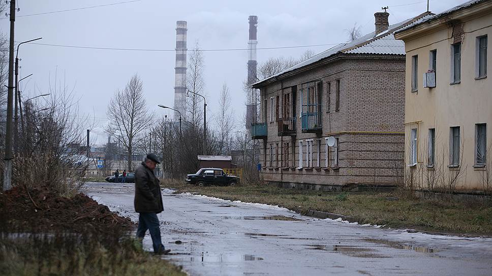 Минэкономразвития решило сократить на треть число моногородов в России. Статус позволял привлекать госфинансирование Минэкономразвития задумало изменить систему финансовой поддержки моногородов, рассказал представитель ведомства Дмитрий Выхруков правительственной «Российской газете». Число моногородов сократят: цель подается как благая — сделать поддержку моногородов более адресной. Формально подается все как более современный подход, ориентированный на стимулирование малого бизнеса, и с учетом реалий последних лет. Формально в действующем списке моногородов — их 321. Но за последние 10 лет доля градообразующих предприятий в их экономике снизилась с 65% до 41%, подсчитали чиновники. Вдвое выросла выручка всех предприятий на территории моногородов, а занятость на градообразующих предприятиях, наоборот, сокращалась — и так везде по стране. Поэтому, по мысли Минэка, список моногородов следует скорректировать. Например, вычеркнуть из него те, откуда до столиц регионов менее 50 километров. По крайней мере, 241 моногород — все еще является опорным для своих населенных пунктов — такие сохранят свой статус и финансирование из госбюджета и фонда поддержки моногородов. 100 моногородов находятся в «красной зоне», сообщает «Российская газета». Это список областей, где обнаружены неблагоприятные признаки, вроде задолженности по зарплатам либо угрозы банкротства. Из 100 проблемных моногородов 20 — в «особо тяжелом положении». Они находятся в Карелии, Тольятти, Башкирии, Коми и Кемеровской области. Хуже всего среди перечисленных ситуация на предприятиях автопрома и старых металлургических заводах. Последний раз список моногородов чиновники корректировали в начале 2020 года.