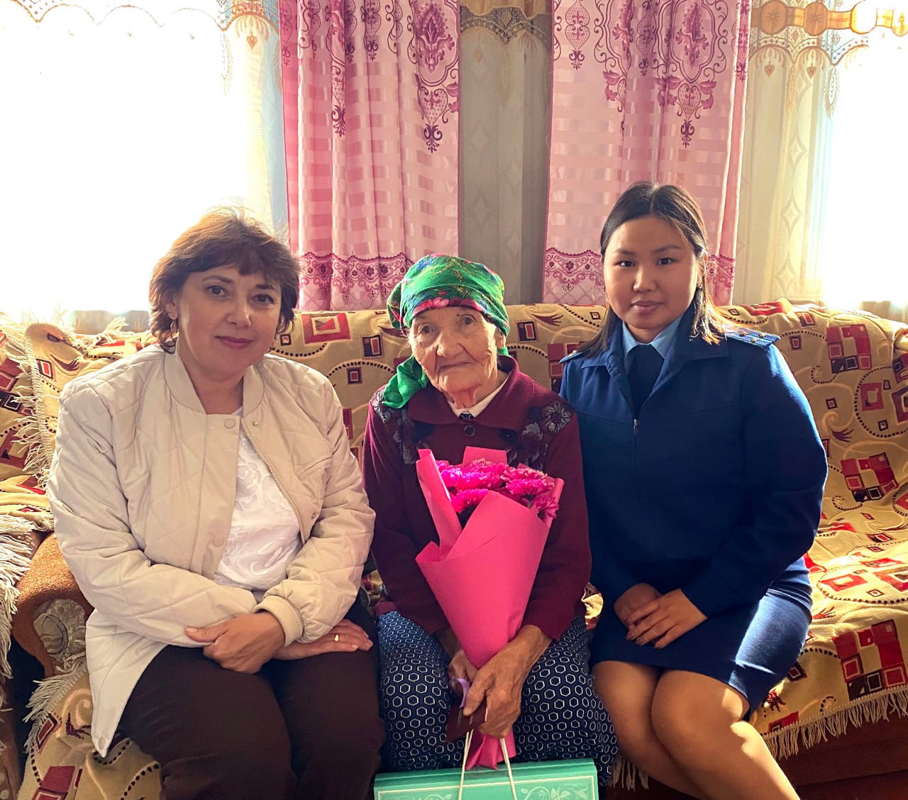 Проживающая в Забайкалье 92 летняя жительница Верхнего Цасучея с малых лет не только постигала предметы в школе но и помогала на сельхозработах в с связи с призывом большей части мужского населения на защиту Родины в годы Великой Отечественной войны А прокуратура помогла ей получить заслуженный статус труженика тыла и установленные законом меры социальной поддержки Подробности на нашем сайте   prokzabkray