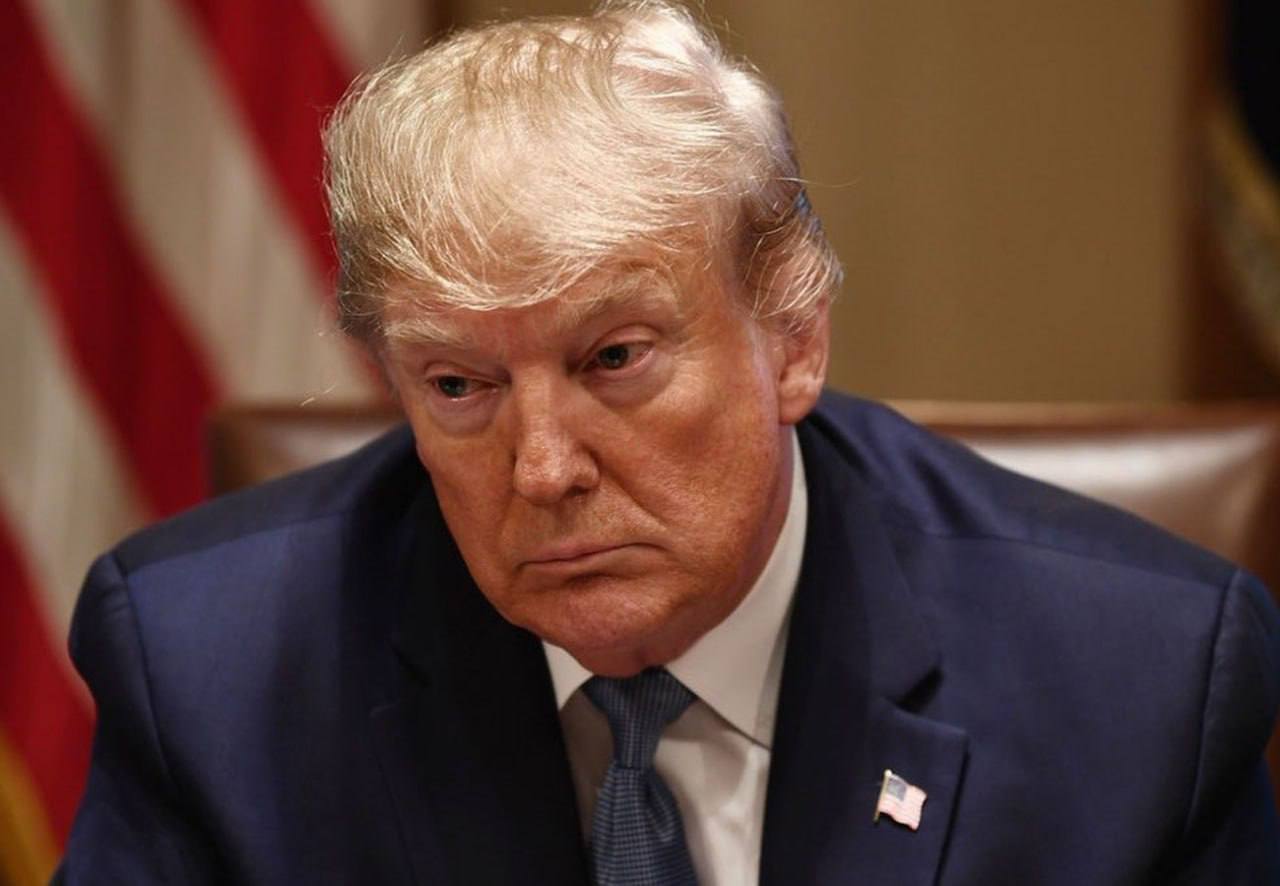 Трамп назвал газету The New York Times врагом народа после статьи о его здоровье В материале от 25 ноября издание утверждало что Трамп выглядит уставшим проводит меньше публичных мероприятий иногда будто дремлет на встречах в Овальном кабинете а его рабочий день чаще начинается после полудня NYT также напоминает что он избегает спорта уверяет что у людей ограниченный запас энергии и питается тоннами фастфуда По версии газеты несмотря на попытки команды представить его бодрым и энергичным график Трампа сокращается а признаки усталости становятся заметнее НАШИ РЕСУРСЫ Telegram Tik tok YouTube RUTUBE