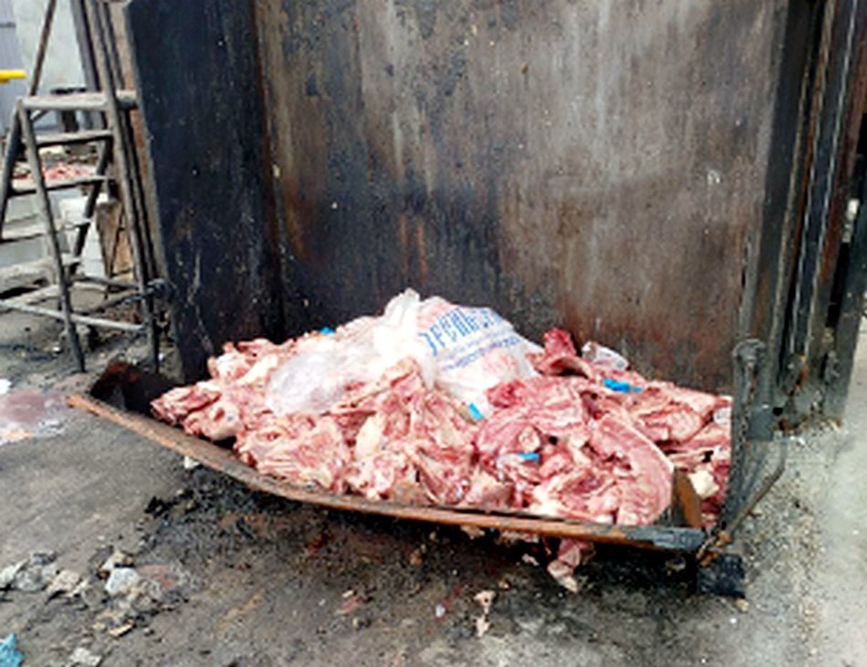 Юрьев Польский мясокомбинат оштрафовали за опасную продукцию Юрьев Польский мясокомбинат выплатит крупный штраф за многочисленные нарушения безопасности продукции Летом специалисты Россельхознадзора внепланово проверили мясокомбинат на предмет безопасности продукции и условий ее производства и хранения Инспекторы обнаружили около 20 серьезных нарушений на разных этапах производства По итогам проверки Россельхознадзор завел четыре административных дела в том числе по нарушению производителем требований технических регламентов повлекшему вред жизни или здоровью граждан Предприятию выписан штраф 500 тысяч рублей и выдано предписание об устранении нарушений Также сейчас на мясокомбинате проходит проверка Роспотребнадзора из за сведений о причинении или непосредственной угрозе причинения вреда жизни и тяжкого или среднего вреда ущерба здоровью граждан Результаты будут известны позднее Подписаться