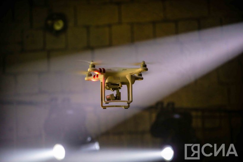 Якутские спортсменки вошли в состав юниорской сборной России по гонкам дронов Две школьницы из Якутии Сардана Сутакова из Намской школы 1 и Уйгулаана Антоева из Арктической школы Якутска включены в основной состав юниорской сборной России по гонкам дронов Как сообщает ЯСИА со ссылкой на заместителя председателя правительства республики Анатолия Семенова это достижение открывает перед спортсменками возможность представлять страну на международных соревнованиях и тренироваться под руководством лучших наставников Примечательно что обе девушки начали осваивать управление беспилотниками лишь в прошлом году Несмотря на короткий срок подготовки они уже имеют в активе награды Кубка Минобрнауки Якутии первенств Дальнего Востока и даже Кубка мэра Москвы Особого внимания заслуживает выступление Сутаковой на Кубке России где она завоевала серебро в личном зачете это первая в истории республики медаль такого уровня По словам вице премьера высокие результаты стали возможны благодаря созданным в школах условиям таким как специализированные классы и кружки по дисциплине гонки дронов Успех якутских спортсменок вице премьер назвал наглядным подтверждением эффективности федерального проекта Беспилотные авиационные системы