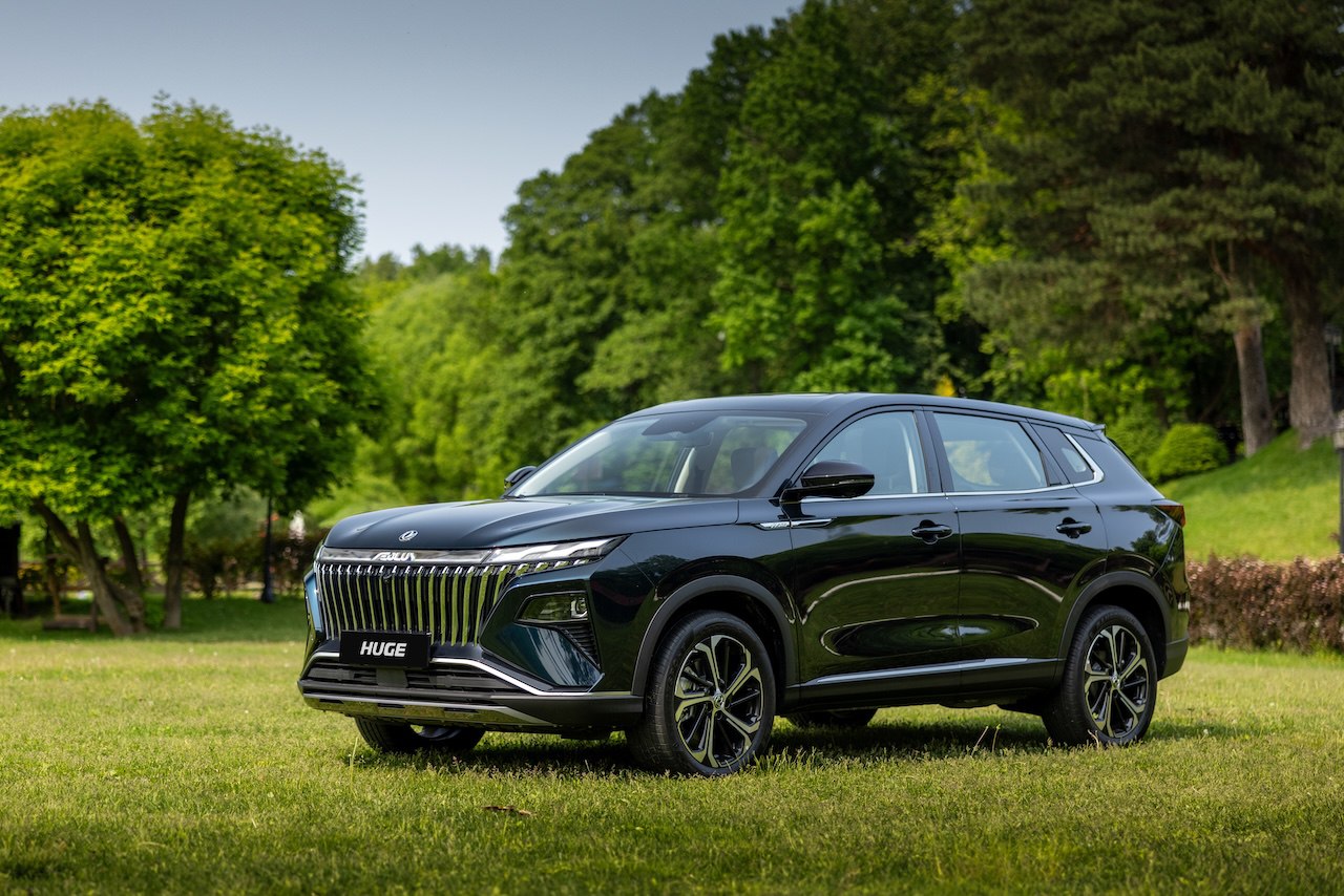 Dongfeng Huge – от 2,7 млн рублей  Дилеры начинают официальные продажи кроссовера Dongfeng Huge, который позиционируют как еще одного игрока в перенасыщенном D-сегменте.   Длина – 4720 мм  Ширина – 1910 мм  Высота – 1702 мм  Колесная база – 2825 мм  Турбомотор 1.5, 197 л.с.  7-ступенчатый робот  Передний привод  Машину предлагают в двух комплектациях. Базовая цена – 2 750 000 рублей. Но это с учетом скидки 240 000 рублей от производителя. А рекомендованная розничная цена – 2 990 000 рублей.  Машина в версии Executive – это уже 3 140 000 рублей.