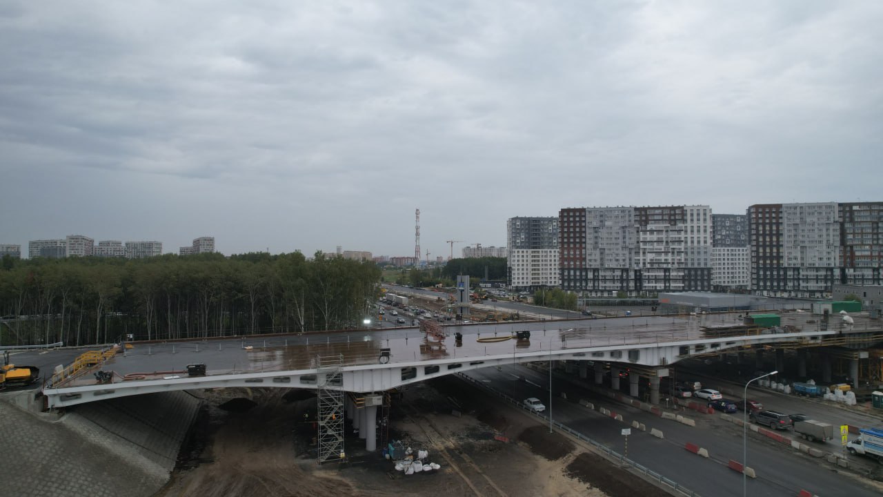На новом путепроводе по Московскому тракту в Тюмени устанавливают пролётные строения Длина нового путепровода 202 метра Работы по установке пролётных строений завершат до конца сентября 2025 года Возведены все шесть опор На первой уже установили конус на шестой ещё в процессе В сентябре эти работы закончим Переходные плиты также уложены По металлоконструкциям из 2 800 тонн смонтировано 2 500 тонн сообщил начальник участка Мостоотряда 36 Сергей Старков Подрядная организация Мостоотряд 36 компании Мостострой 11 входит в Нацпроектстрой до конца сентября завершит работы связанные с металлоконструкциями по путепроводу Также необходимо провести гидроизоляционные работы установить барьеры перила создать деформационные швы на опорах Этот объект объединит город в полноценные кварталы Позволит развязать пересечение двух магистралей Екатеринбург Тюмень и улицу Джанбровского Екатеринбург Тюмень будет в шесть полос Джанбровского из двух полос будет четыре То есть больше логистических связей больше возможностей выезда из Комарово Дударева Московского дворика пояснил начальник Управления автомобильных дорог Тюменской области Андрей Ковалёв Общая протяжённость развязки на Московском тракте с восемью съездами почти семь километров Средства на её строительство выделены из регионального бюджета ГУСТО дороги gus72to Вконтакте Одноклассники