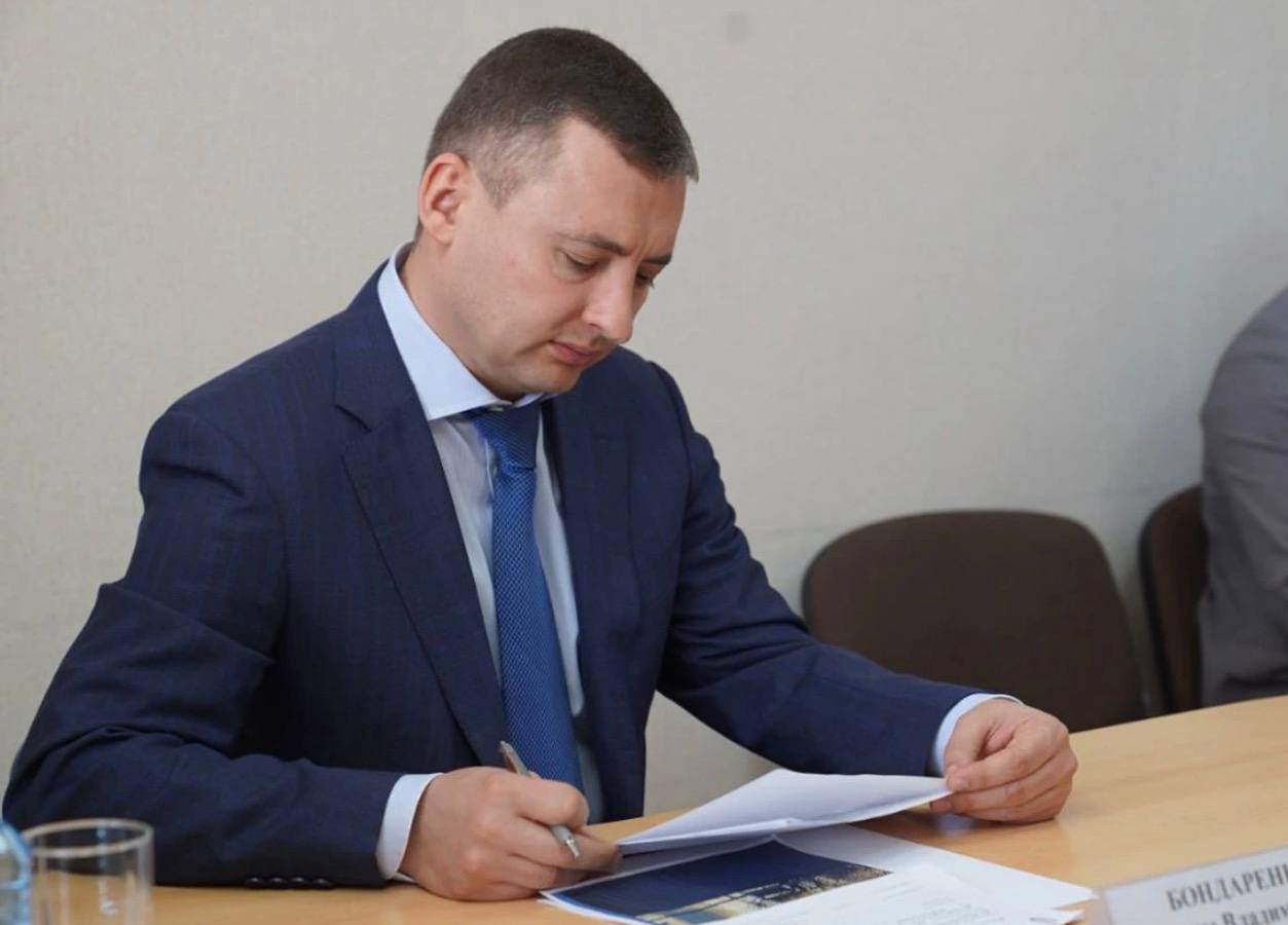 Имущество экс главы Приморско Ахтарского района на 250 млн рублей хотят изъять Прокуратура направила в суд исковое заявление об обращении в доход РФ имущества бывшего главы Приморско Ахтарского муниципального округа Максима Бондаренко По данным ведомства во время проверки было установлено что Бондаренко занимая должность главы муниципалитета приобрел три земельных участка общей площадью свыше 3 тыс 100 кв м три жилых дома площадью более 1 тыс 380 кв м одно нежилое помещение общей площадью 118 8 кв м а также три автомобиля и снегоболотоход Общая рыночная стоимость превысила 250 млн рублей Не получив сведения подтверждающие приобретение данного имущества на законные доходы прокуратура направила исковое заявление в суд На указанное имущество наложили арест сообщает пресс служба прокуратуры края Фото пресс служба администрации Приморско Ахтарского МО КК