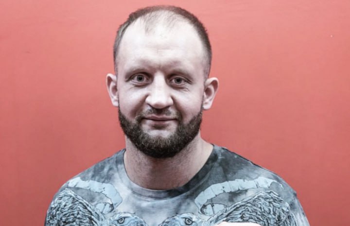 Младшего брата Фёдора Емельяненко Ивана выпустят из колонии по УДО пишет 112 По их данным Емельяненко за время отбывания наказания добросовестно относился к труду и посещал храм Он сможет выйти из колонии в Алексеевке через 15 дней О возбуждении уголовки на Ивана Емельяненко стало известно в ноябре 2024 го Его промоутер рассказывал что боец заступился за женщину и нокаутировал мужика в Старом Осколе В декабре 2024 го его приговорили к 1 5 года колонии за драку bletgorod