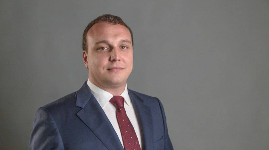 ФСБ перепутала: депутата-единоросса приняли за создателя антипутинских каналов  Депутат городской думы Нижневартовска от «Единой России» Дмитрий Великий оказался в центре неловкой ситуации: его перепутали с полным тёзкой — автором оппозиционных Telegram-каналов StopWarCrime и Putin’s GULAG, которого Минюст внес в реестр иноагентов.  По словам Великого, путаница возникала и раньше. В ноябре 2023 года его уже вызывали в Центр «Э» — спецподразделение МВД по борьбе с экстремизмом. Тогда тоже оказалось, что оперативники интересовались его полным тёзкой. Великий недоумевает, почему ситуация повторяется, и допускает, что это может быть как провокацией, так и результатом банального непрофессионализма:  «Пока я ехал, выяснилось, что у этого товарища ФИО полностью совпадает с моим», — говорит депутат.    Подписаться   Прислать новость