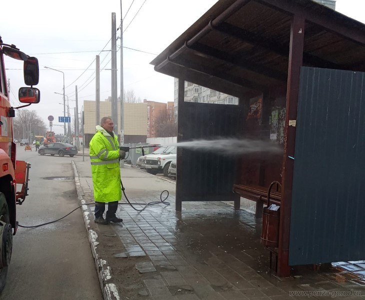 В городе начали отмывать остановки общественного транспорта  Сегодня две бригады рабочих МБУ «Пензавтодор» приводят в порядок остановочные павильоны на улицах Терновского, Сухумской, Свердлова и по проспекту Строителей.   Также в городе в рамках проведения  месячника по благоустройству силами МБУ «Пензавтодор» ежедневно:     трудится санитарный патруль, который собирает мусор вдоль красных линий    вручную и механическим способом  очищают прилотковую части дорог    убирают тротуары от грязи и пыли    моют барьерных ограждений и шумозащитных экранов     делают мелкоямочный ремонт литым асфальтом  Ежедневно на уборку улично-дорожной сети выходят около 110 единиц техники и более 150 человек.