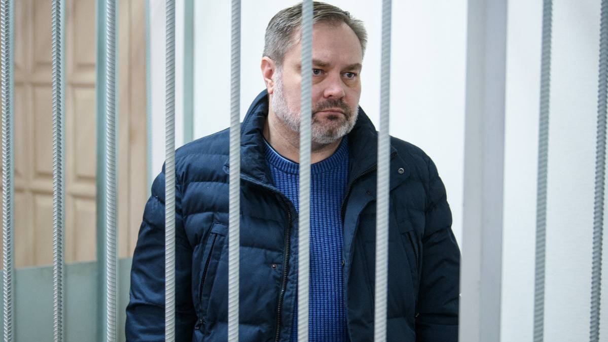 Экс-глава Дегтярска, уличённый в коррупции, рвётся на передовую Бывший мэр Дегтярска Владимир Пильников, ранее признавшийся в получении взяток от своего заместителя, подал заявление с просьбой отправить его на участие в СВО. Сейчас это ходатайство находится на рассмотрении. Пильников, арестованный в декабре 2024 года, в настоящее время находится под домашним арестом. По неофициальной информации, он дал показания на бывшего министра ЖКХ Свердловской области Николая Смирнова — того самого, что уже находится в СИЗО и, по слухам, тоже пытается попасть на фронт.