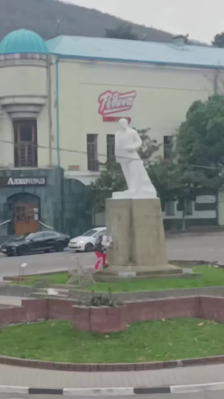 Художник из Крыма задержан за разрисовку памятника Ленину в Туапсе