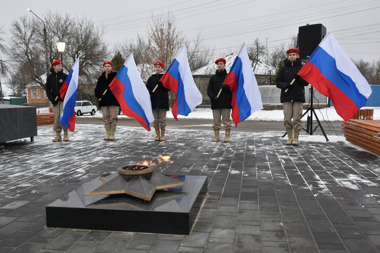 В Новоайдаре сегодня был открыт после капитального ремонта мемориальный комплекс землякам, погибшим при защите Отечества в годы Великой Отечественной войны и во время специальной военной операции.   Это важно не только для Новоайдарщины, но и для всей Луганской Народной Республики. Такие памятные места способствуют сохранению исторической справедливости, учат молодежь ценить великий подвиг тех, кто отдал жизнь за благополучие родной страны и своего народа.   Спасибо специалистам из Тамбовской области, которая шефствует над Новоайдарским муниципальным округом, за помощь в реставрации этого дорогого для Луганщины мемориала.  Вечный огонь не зажигали здесь до полного освобождения Новоайдара в 2022 году. Теперь он будет гореть всегда! Это символ нашей благодарности и глубокого уважения к памяти каждого погибшего героя.