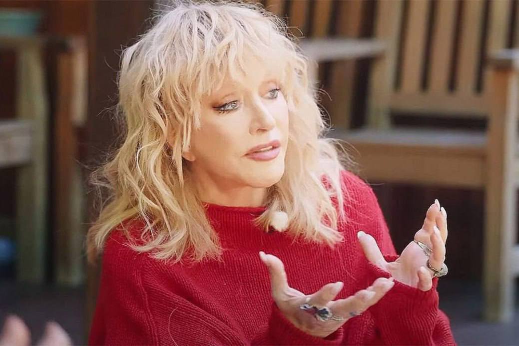 Песенка закончилась учредители бывшего театра Пугачевой решили его реорганизовать Еще 17 лет назад экс примадонна проживающая нынче в Израиле мечтала о собственной сцене на родине Но как и большинству ее творческих и бизнес проектов идее не суждено было реализоваться Театр песни Аллы Пугачевой еще не успел появиться на свет как учредители поспешили избавиться от имени певицы А сейчас они вовсе решили реорганизовать проект Вместо представлений ООО будет заниматься рекламой Весь мир театр а Пугачева в нем далеко не самый успешный бизнесмен   Подпишитесь на Абзац TG VK Дзен MAX Rutube