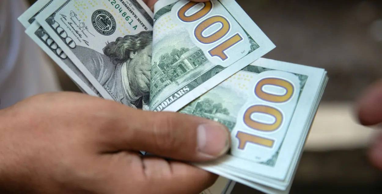 Украл 5 тысяч долларов у отца подруги   Житель Слободзейского района не досчитался крупной суммы денег в долларах. О пропаже 14 июля сообщил в милицию.  Милиционеры выяснили: заявитель постоянно на заработках. Домой приезжает два раза в год. В квартире живёт его 21-летняя дочь. В феврале к ней присоединился 16-летний друг. Парень на три месяца ушёл из дома, говорил, разругался с братом.  Несовершеннолетний квартирант однажды подсмотрел, что из тайника девушка брала валюту на ремонт машины. В мае юноша решил съехать. Но продолжал встречаться с подругой, иногда выпивали вместе. В дни, когда девушка с алкоголем перебирала, парень незаметно брал ключи от её квартиры и постепенно опустошал тайник. В общей сложности вынес 5 тысяч долларов. Деньги тратил на друзей и свои прихоти. Купил три мотоцикла, ходил в кафе и ни в чём себе не отказывал.  Оперативники раскрыли кражу по горячим следам. Нечистому на руку юноше грозит уголовная ответственность и лишение свободы.    фото из интернета      Пресс-центр МВД ПМР