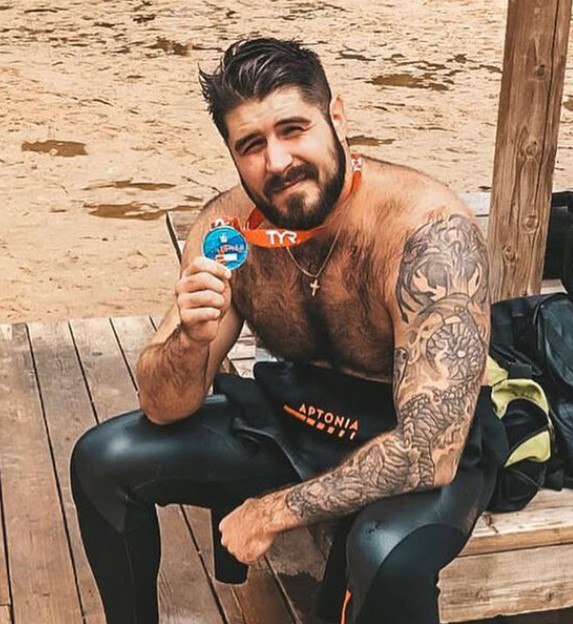 В проливе Босфор найдено неопознанное тело в купальном костюме турецкая морская полиция предполагает что это может быть россиянин пловец Свечников сообщают местные СМИ Спортсмен Николай Свечников пропал в августе прошлого года во время массового заплыва через Босфор во время 37 й межконтинентальной гонки Он единственный из почти 3 тыс пловцов кто не добрался до финиша Его поиски не дали результата Подписаться на truekpru Читать нас в MAX