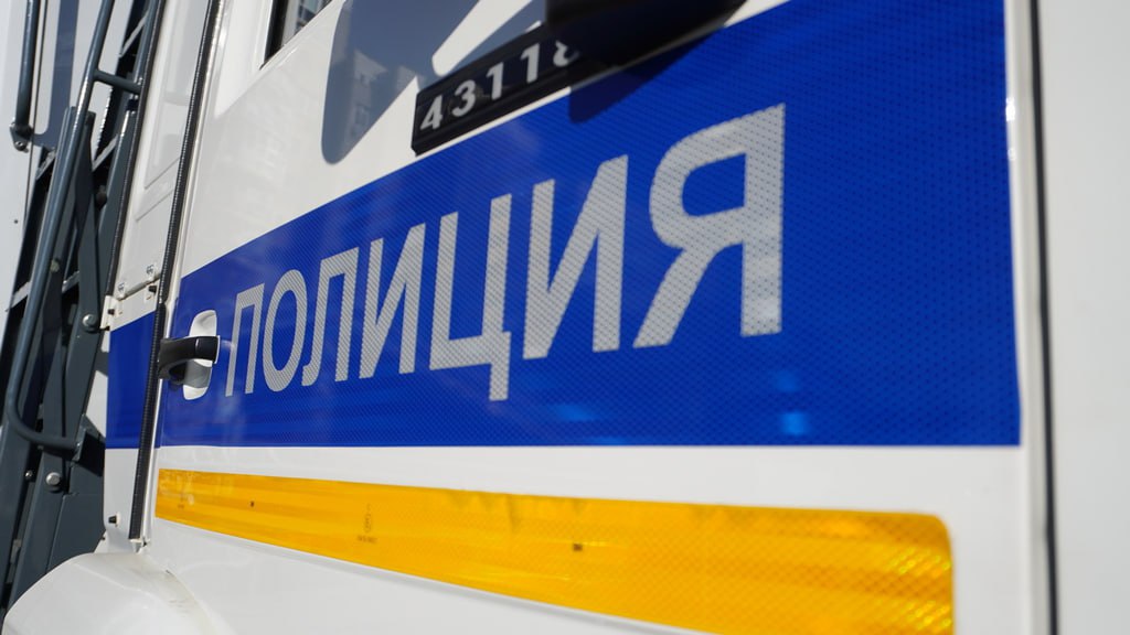 Житель Овсянки похитивший у приятеля оружие и боеприпасы отправится под суд Следственный отдел МО МВД России Зейский завершил расследование уголовного дела в отношении 36 летнего жителя с Овсянка Мужчина ранее судимый обвиняется в хищении оружия боеприпасов и имущества у знакомого 25 августа злоумышленник зашел в дом к потерпевшему когда тот чистил охотничье ружье ТОЗ 34 ЕР Получив отказ опробовать оружие фигурант вернулся с болгаркой и начал требовать его Хозяин успокоил гостя позже они отправились вместе к подозреваемому домой