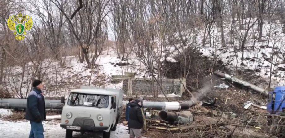 Зима ударила по Находке из за ДТП тысячи горожан остались без тепла Авария на теплотрассе произошла в Находке из за ДТП Инцидент случился в ночь на 20 декабря 2025 года в районе улицы Спортивной В результате ДТП была повреждена магистральная теплотрасса Из за этого пришлось временно отключить отопление в более чем 50 жилых домах и ряде социальных учреждений Без теплоснабжения остались свыше 7000 горожан Подписывайтесь на нас в MAX прямо сейчас Если у вас есть новость пишите нам в чат бот