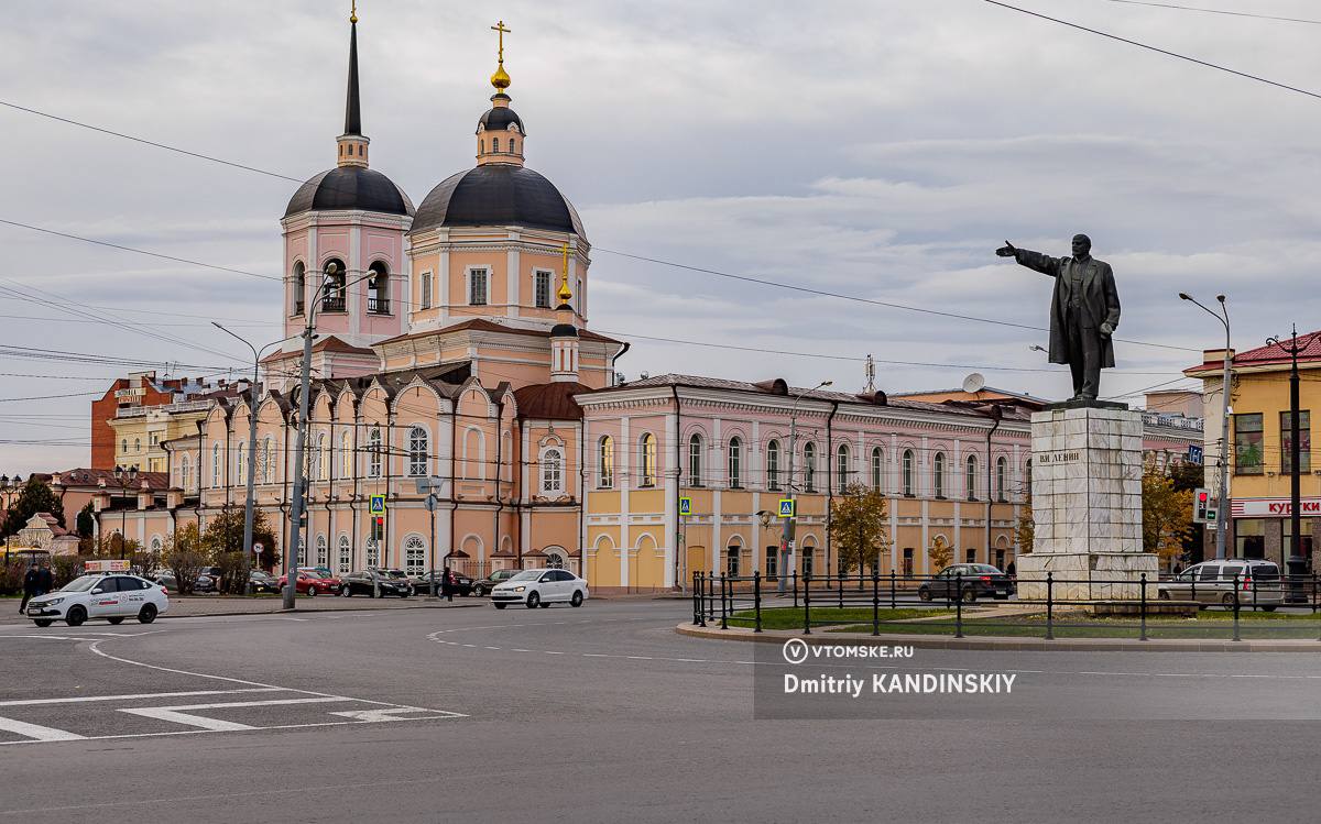 В Томске предложили ввести туристический налог  Депутат областной думы Алексей Федоров обратился к мэру Томска Дмитрию Махине с предложением о введении туристического налога.  «Я убежден, что введение туристического налога позволит не только привлечь больше туристов в наш любимый Томск, но и поможет сохранить наше историческое наследие и сделать город еще комфортнее для жителей и гостей», — отметил Алексей Федоров.  Туристический налог будет взиматься с гостиниц, включенных в специальный реестр, и будет добавляться к стоимости проживания для туристов. При этом жители Томской области и льготные категории граждан будут освобождены от его уплаты.  #томск #новоститомска