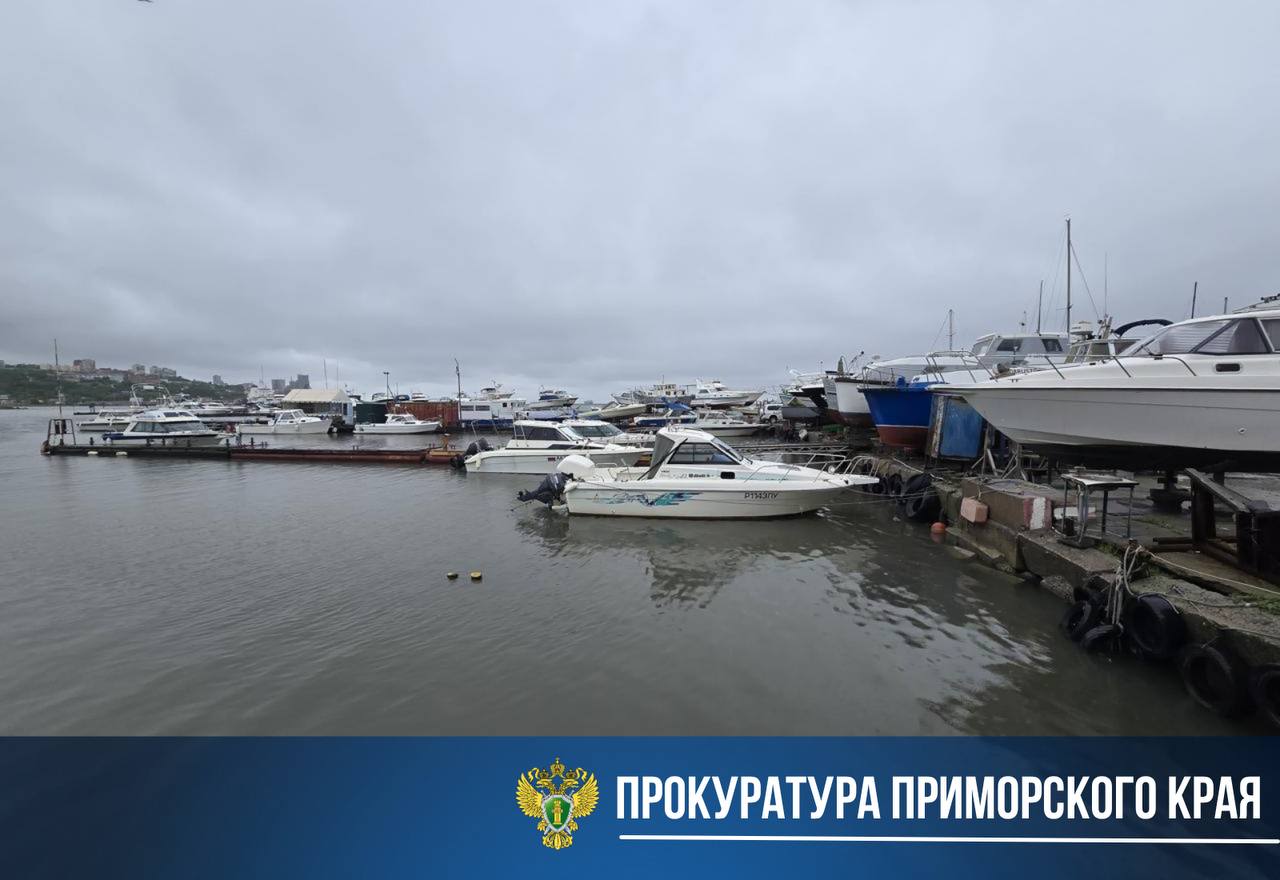 Прокуратура в судебном порядке добивается возвращения муниципального имущества: земельный участок и гидротехнические сооружения в районе «Моргородка» истребованы из незаконного владения Органами прокуратуры края проведена проверка в сфере исполнения земельного законодательства и законности использования муниципального имущества. Установлено, что земельный участок в районе остановки «Моргородок» в городе Владивостоке площадью около 6 тысяч квадратных метров, а также гидротехнические сооружения — мол, причальная стенка и набережная — используются Владивостокским спортивно-техническим кооперативом владельцев маломерных судов «Вольный Шкипер» без правоустанавливающих документов. Объекты принадлежат на праве собственности муниципальному образованию город Владивосток. Однако участок незаконно использовался под стоянку маломерных судов. Прокурор края предъявил в суд исковое заявление об истребовании земельного участка и гидротехнического сооружения из чужого незаконного владения ВСТК «Вольный шкипер». Решением Арбитражного суда Приморского края исковые требования прокурора удовлетворены в полном объеме. Фактическое исполнение судебного акта поставлено на контроль надзорного ведомства.
