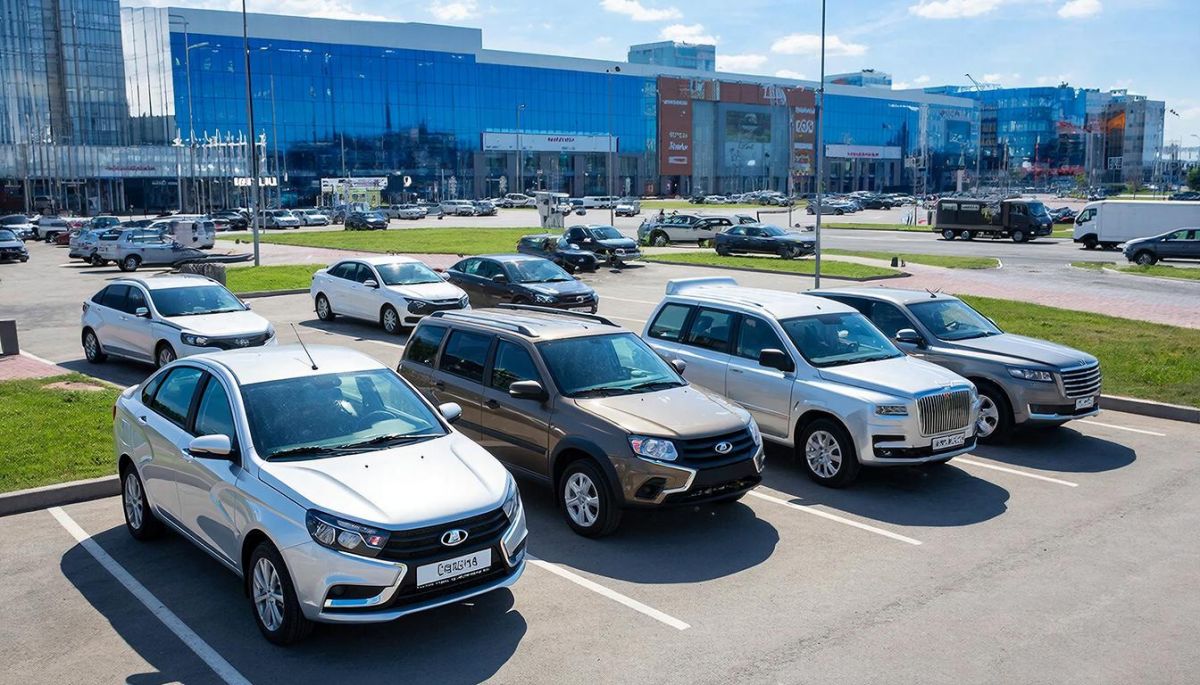 Российские автомобили укрепляют позиции в массовом сегменте рынка в Калужской области kaluganews ru fn 1772051 html В Калужской области отечественные производители значительно укрепили свои позиции в самом массовом сегменте российского авторынка Если год назад на них приходилось 68 процентов предложения то к началу декабря 2025 года их доля превысила 77 процентов Прислать новость Подписаться