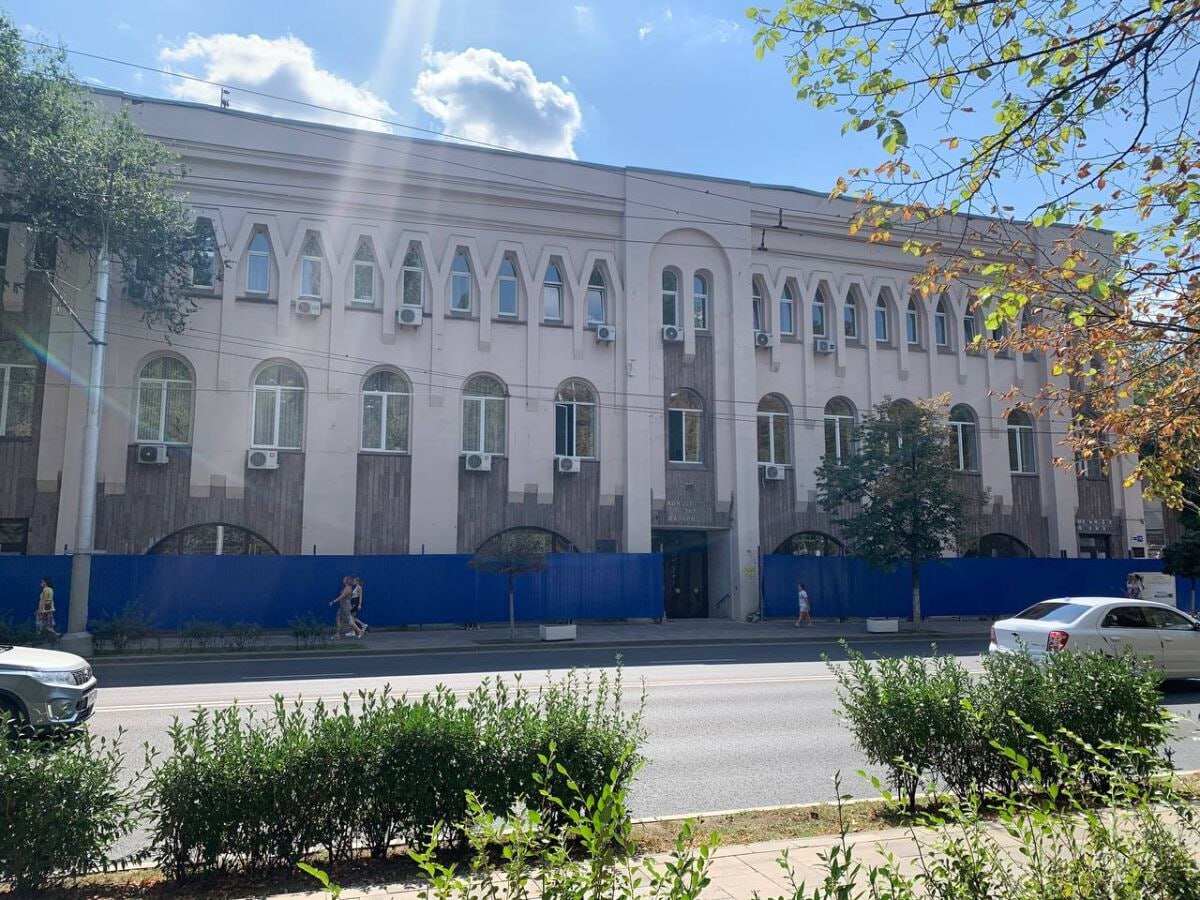 На заседании донского комитета по охране ОКН зданию Ростовской государственной филармонии на ул Большой Садовой большей частью голосов отказано в присвоении статуса объекта культурного наследия Об этом в своем Telegram канале сообщил краевед Геннадий Крольман По его словам после бурного обсуждения с общественниками и краеведами было проведено голосование на котором из 15 членов комитета девять высказались против присвоения зданию статуса объекта культурного наследия По словам Крольмана основной причиной отказа в статусе стала потеря зданием филармонии своего исторического облика по словам некоторых из выступавших Теперь будет заседание рабочей группы где то в начале октября и там комитет окончательно будет пытаться отказать зданию в статусе А после видимо пойдем в суды прокомментировал произошедшее краевед Ростовская государственная филармония располагается в историческом здании которое является важной частью культурного наследия города Это трехэтажное строение на улице Большой Садовой 170 изначально было доходным домом Чарахчианца построено оно в начале XX века Кардинальное преображение ждало его в 1976 году когда по проекту архитекторов Сергеева и Королева была проведена масштабная реконструкция окончательно сформировавшая современный облик филармонии знакомый каждому ростовчанину сегодня domostroyrf