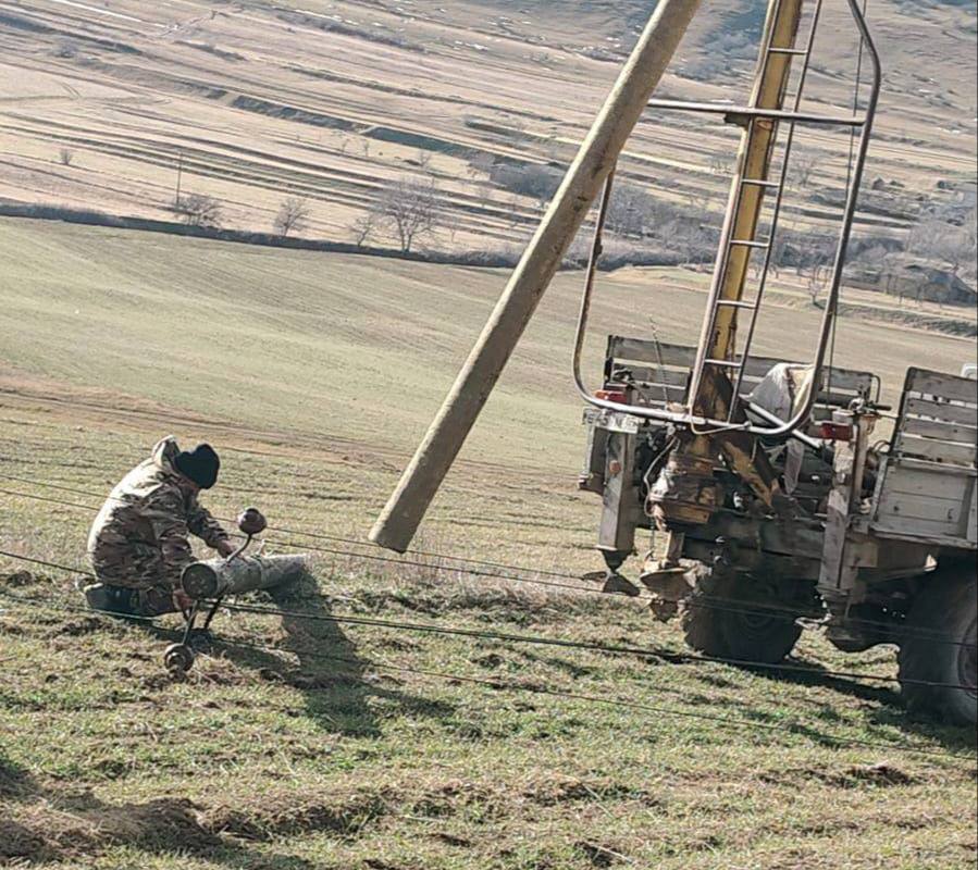 Министерство энергетики и тарифов Республики Дагестан информирует Специалистами службы воздушных линий Сергокалинских районных электросетей филиала Дагэнерго проводятся аварийно восстановительные работы вызванные последствиями сильного ветра В результате неблагоприятных погодных условий на подстанции Мулебки 10 кВ фидер 1 была повреждена опора воздушной линии что привело к перерыву в электроснабжении К восстановлению привлечены бригады Сергокалинских РЭС Работы ведутся в усиленном режиме с привлечением необходимой техники и материалов Задача максимально быстрое и безопасное восстановление подачи электроэнергии Контакты для обращений Единый контакт центр Дагэнерго 8 800 220 0 220 бесплатный 51 61 71 г Махачкала и пригороды Чат бот Дагэнерго в Telegram Ситуация находится на контроле Министерства энергетики и тарифов Республики Дагестан