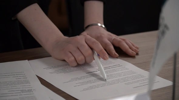 Бизнесмена из Березников осудили за хищение у контрагента 25 млн руб Березниковский городской суд Пермского края признал виновным 55 летнего предпринимателя по ч 7 ст 159 УК РФ мошенничество сопряженное с преднамеренным неисполнением договорных обязательств в сфере предпринимательской деятельности в особо крупном размере сообщили в прокуратуре региона Директор компании не намереваясь исполнять принятые на себя обязательства заключил с иностранной компанией контракт на поставку пиломатериала Полученный от партнеров аванс в размере более 25 млн руб коммерсант потратил на покупку древесины которую впоследствии перепродал и на развитие бизнеса rbc perm