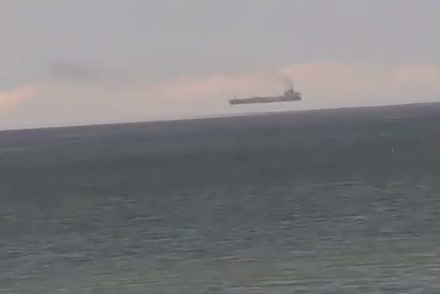 Над Азовским морем заметили летающие корабли из за редкого оптического явления Над Азовским морем сняли на видео редкое оптическое явление Об этом сообщает Telegram канал Море зовет Кадры были сняты в станице Голубицкой в Краснодарском крае На них можно заметить несколько рыболовных траулеров парящих над водой на горизонте Вот так у нас корабли в воздухе летают прокомментировал автор видео Необычное зрелище представляло собой фата моргану редкое оптическое явление которое иногда наблюдается над горизонтом Оно возникает когда слои воздуха с разной температурой образуют своеобразную линзу которая преломляет и искажает удаленные объекты В результате вместо одного судна видно несколько и не на море а в воздухе Ранее парящие над водой корабли увидели у берегов Сочи в апреле Подробнее