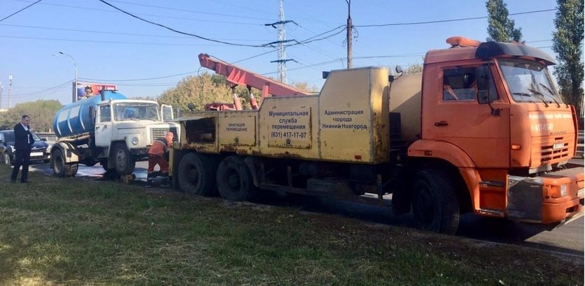 В Нижегородской области хотят повысить штрафы для «черных ассенизаторов» Соответствующие предложения уже внесены на рассмотрение регионального правительства, сообщили в управлении административно-технического и муниципального контроля городской администрации Нижнего Новгорода. С начала года на ассенизаторов, сливающих нечистоты в ливневую канализацию, составили более 30 протоколов. Повторное нарушение КоАП грозит водителям штрафом в размере 100 тыс. рублей. Кроме того, у ассенизаторов эвакуируют автомобили. Прислать новость