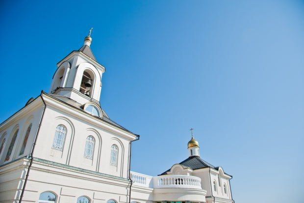 В первый день осени православные почитают Газских мучеников Тимофея Агапия и Феклу Наши предки на русский манер называли этот день Феклой Свекольницей так как в конце лета начале осени наступала пора уборки свеклы В старину с этой датой был связан целый ряд народных примет и запретов В этот день запрещено скандалить ругаться и ссориться с родными и близкими иначе есть риск никогда не наладить с ними отношения Не рекомендуется обсуждать чужие проблемы и сплетничать У тех кто нарушит этот запрет могут появиться серьезные финансовые трудности Кроме того не стоит отдавать в починку обувь или одежду особенно если вы собираетесь в путешествие Считается что пренебрежение правилом приведет к тому что поездка пойдет не по плану