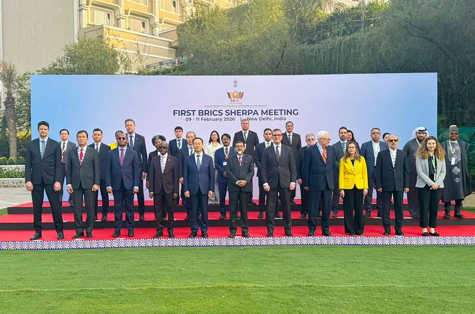 В Нью Дели прошла первая в 2026 году встреча шерп и су шерп стран БРИКС Страна председатель Индия обозначила ключевую тему года Укрепление устойчивости инновации сотрудничество и экологичность По словам шерпы Судхакара Далелы работа будет строиться с опорой на принципы гуманности и ориентации на людей Шерпа Китая Ма Чжаосюй подтвердил готовность Пекина взаимодействовать с Индией государствами членами и партнерами БРИКС для усиления многосторонней координации и защиты международной справедливости Посол Белоруссии в Индии Михаил Касько поблагодарил организаторов за приглашение отметив что ранее страны партнеры не участвовали в подобных встречах В 2026 году Индия впервые председательствует в расширенном формате БРИКС который теперь объединяет 10 государств MAX ВК ДЗЕН Поделиться бустом