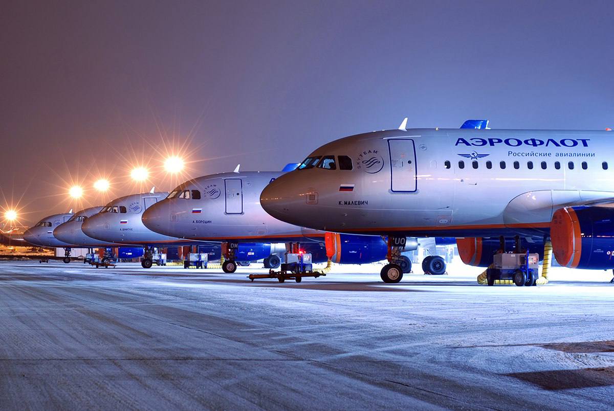 50,8 млн человек перевезли российские авиакомпании за первое полугодие 2025 года В Росавиации сообщили, что пассажиропоток на международных линиях вырос на 2,2 %, до 12,7 млн. человек, а внутрироссийский пассажиропоток - 38,1 млн человек -1,7 % . Процент занятости пассажирских кресел увеличился на 0,7 п.п., до 88,6%. В топ-5 авиакомпаний ничего не изменилось: «Аэрофлот», «Победа», S7 «Сибирь» , «Россия» и «Уральские авиалинии». Они обслуживают 70,5% всех перевозок. В Росавиации также отметили, что несмотря на все ограничения, перевозчики работают на уровне прошлого года — их среднесуточный пассажиропоток остается на уровне 281 тыс. человек.