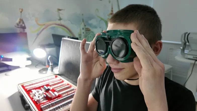 В Детском консультативно диагностическом центре в Иванове приняли уже более 60 тысяч маленьких пациентов Уже два года Детский консультативно диагностический центр работает в новом здании преображенном по проекту Решаем вместе С декабря 2023 года здесь приняли уже более 60 тысяч маленьких пациентов После переезда мощность центра увеличена более чем в два раза и составляет 240 посещений в смену Здесь ведут приём узкопрофильные специалисты эндокринолог гастроэнтеролог пульмонолог аллерголог гинеколог офтальмолог оториноларинголог невролог кардиолог нефролог детский уролог травматолог ортопед и детский хирург а также медицинский психолог В КДЦ проводится широкий спектр исследований ЭКГ УЗИ ЭХО КГ холтеровское мониторирование велоэргометрия пикфлоуметрия спирография Выполняются пробы на выявление аллергенов Работает кабинет охраны зрения где за год помощь получили более 550 детей С 2024 года действует школа сахарного диабета