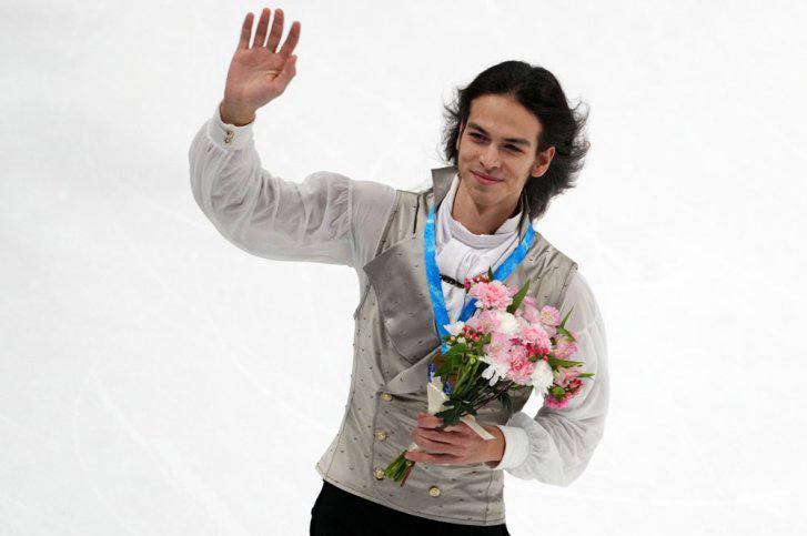 Российский фигурист Петр Гуменник и его тренер Вероника Дайнеко прибыли в Милан где им предстоит участие в Олимпийских играх Гуменник выступит в мужском одиночном катании 10 февраля в короткой программе и 13 в произвольной Ранее стало известно что музыку к программе Парфюмер не одобрили из за авторских прав Об этом спортсмен и его команда узнали незадолго до вылета В настоящее время рассматривается несколько вариантов действий либо попытаться договориться с обладателями прав либо менять программу Фото Александр Вильф РИА Новости Подписаться на Российскую газету в Читать нас в MAX