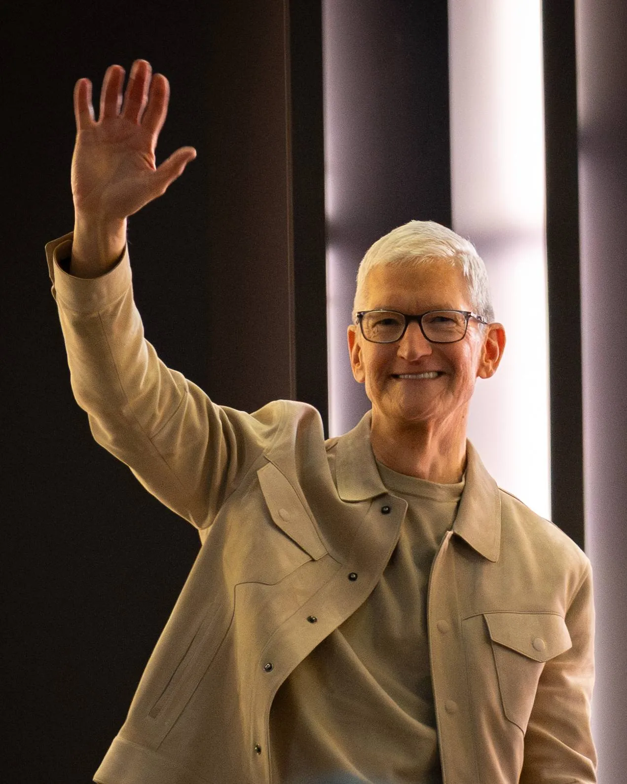 Тим Кук покидает пост генерального директора Apple сообщает Reuters В числе возможных преемников называют Джона Тернуса вице президента по аппаратному обеспечению который курирует разработку iPhone iPad и Mac Не грузятся фото видео Мы в Max