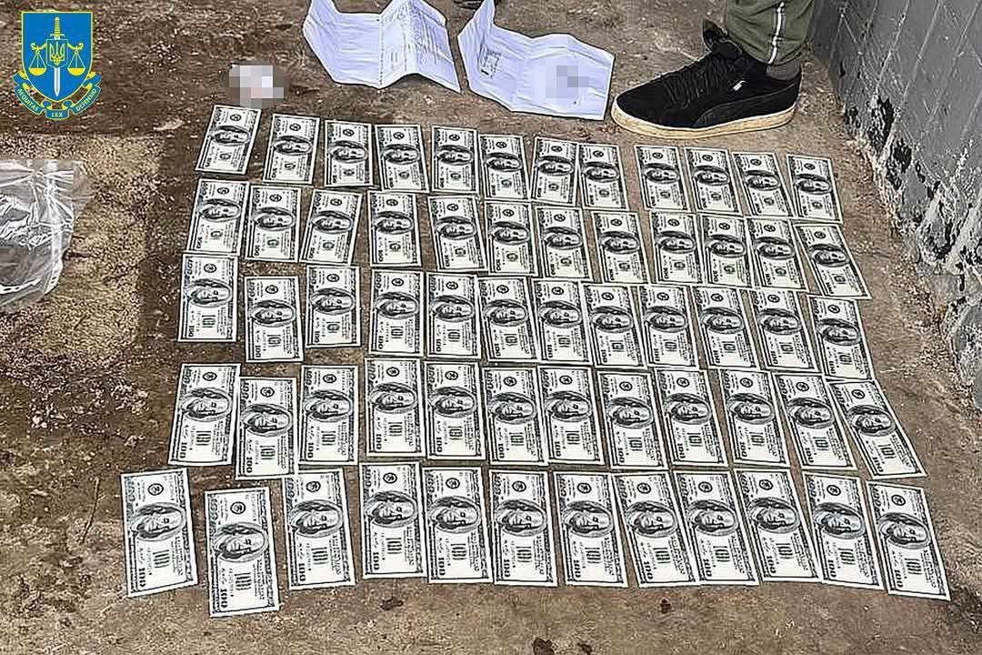 В Харькове офицера ТЦК посадили на 5 лет за торговлю повестками. Выписанные им повестки помогали избегать уличной мобилизации. Стоили они всего 4 тыс. грн за повестку $96 . А за $6 тыс. командир взвода охраны оформлял документы о непригодности. Почему его, ведь берут там взятки все? А просто потому, что он демпинговал. Такое в ТЦК не прощается, сдали его свои