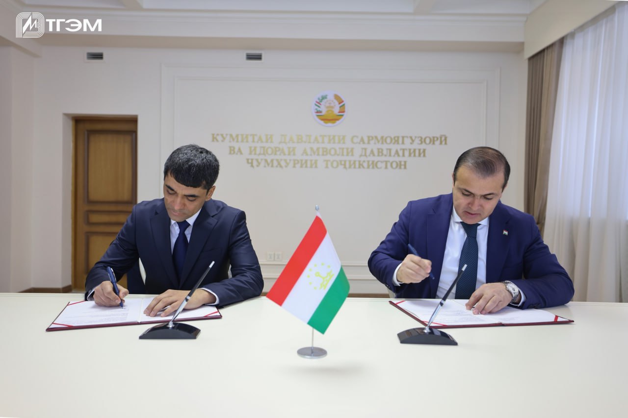 В Таджикистане началась реализация первого в истории страны крупномасштабного проекта солнечной энергетики с общей установленной мощностью 500 МВт Правительство республики подписало инвестиционное соглашение с компанией Аён Энерджи Проект станет первым примером солнечной генерации такого масштаба в стране и направлен на диверсификацию источников электроэнергии и развитие возобновляемой энергетики Ожидается что запуск станций позволит сократить сезонный дефицит электроэнергии снизить нагрузку на действующую энергосистему и обеспечить более стабильное электроснабжение населения и экономики особенно в осенне зимний период Согласно условиям соглашения проектирование строительство и ввод объектов в эксплуатацию планируются до конца 2026 год