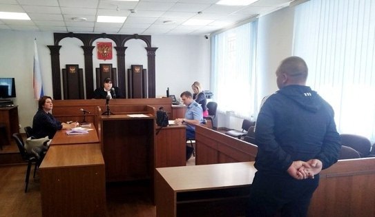 С ивановца взыскали ущерб за ложный вызов о захвате заложников в школе В апреле 35 летний ивановец будучи пьяным из хулиганских побуждений позвонил в 112 и сообщил что в одной из школ захвачены заложники Информация не подтвердилась никакого захвата не было а силы полиции и спасателей были понапрасну отвлечены на ложный вызов На суде мужчина раскаялся ему назначено условное наказание 3 года лишения свободы и столько же испытательный срок Также с него взыскан материальный ущерб причиненный в результате ложного вызова специализированных служб сообщает Объединённая пресс служба судов общей юрисдикции Ивановской области